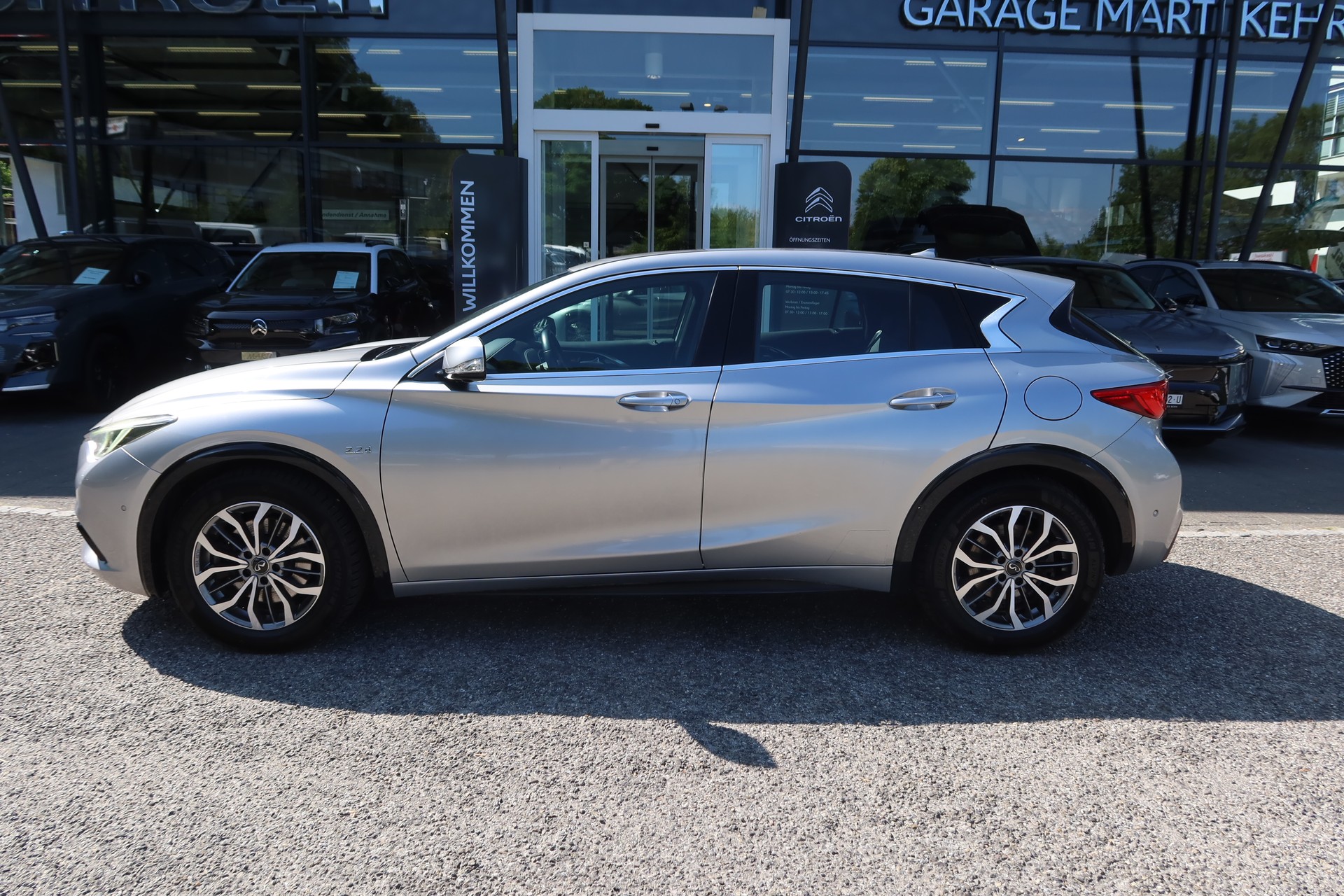 INFINITI Q30 2.2d Premium Tech AWD-image-2