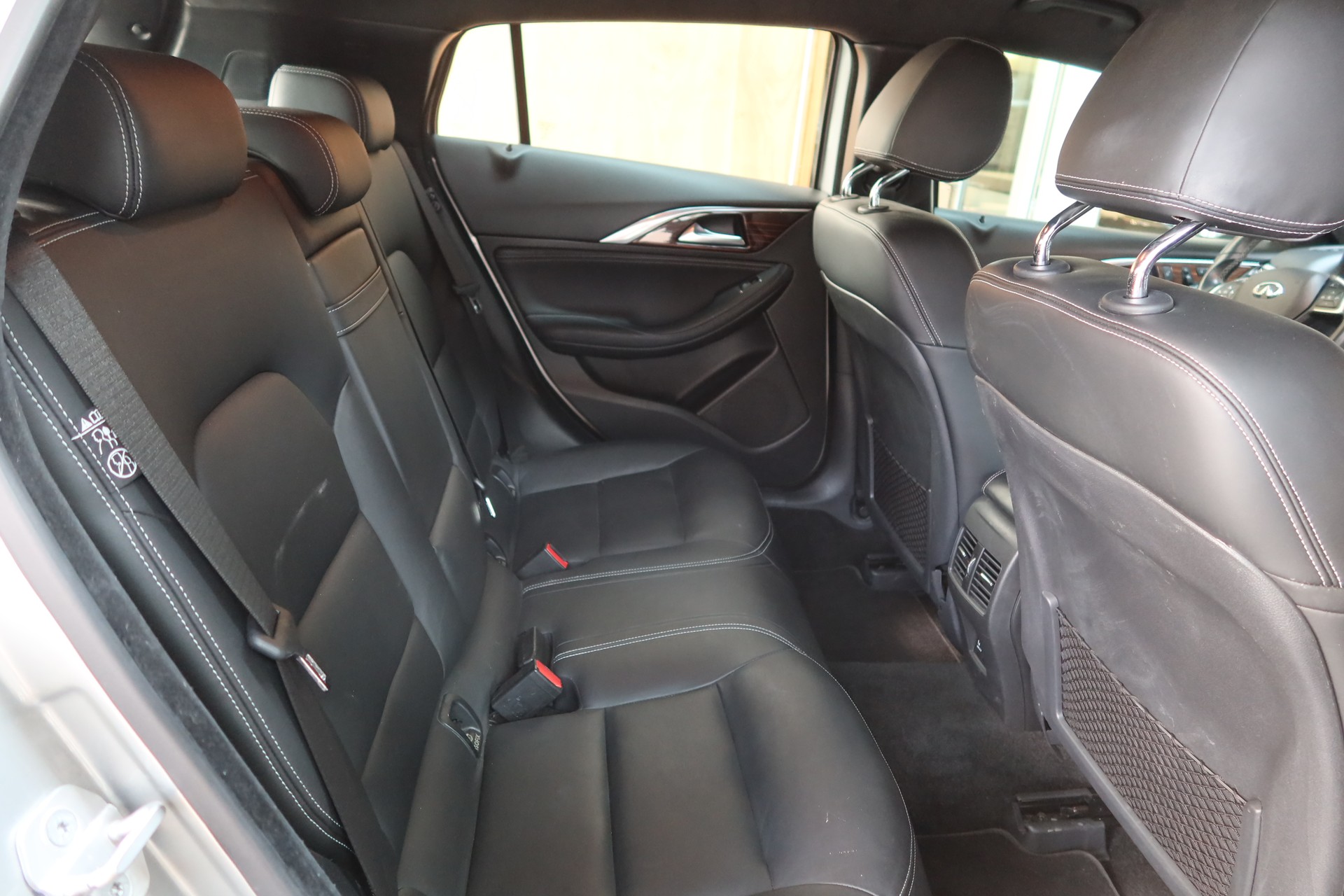 INFINITI Q30 2.2d Premium Tech AWD-image-9
