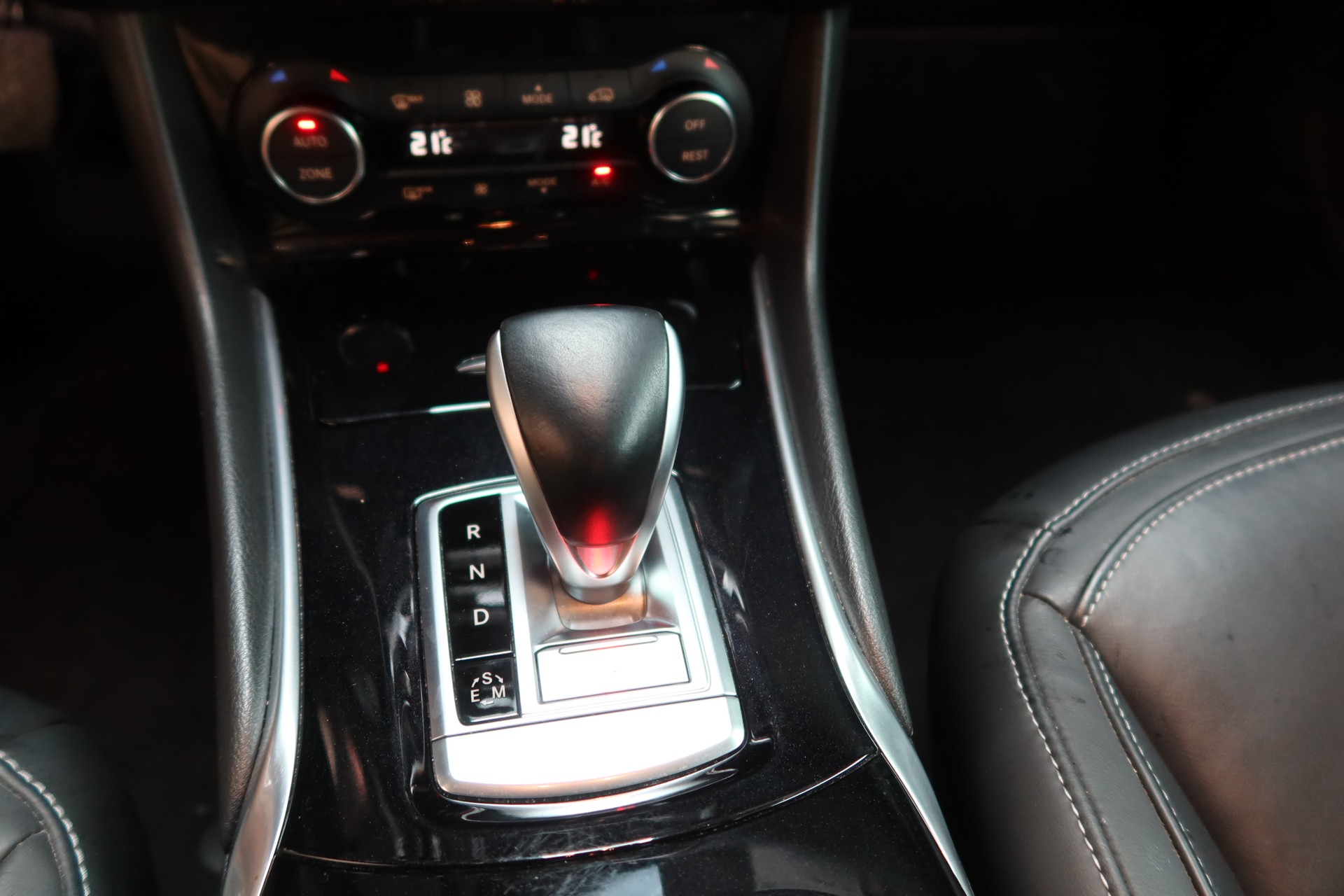 INFINITI Q30 2.2d Premium Tech AWD-image-13