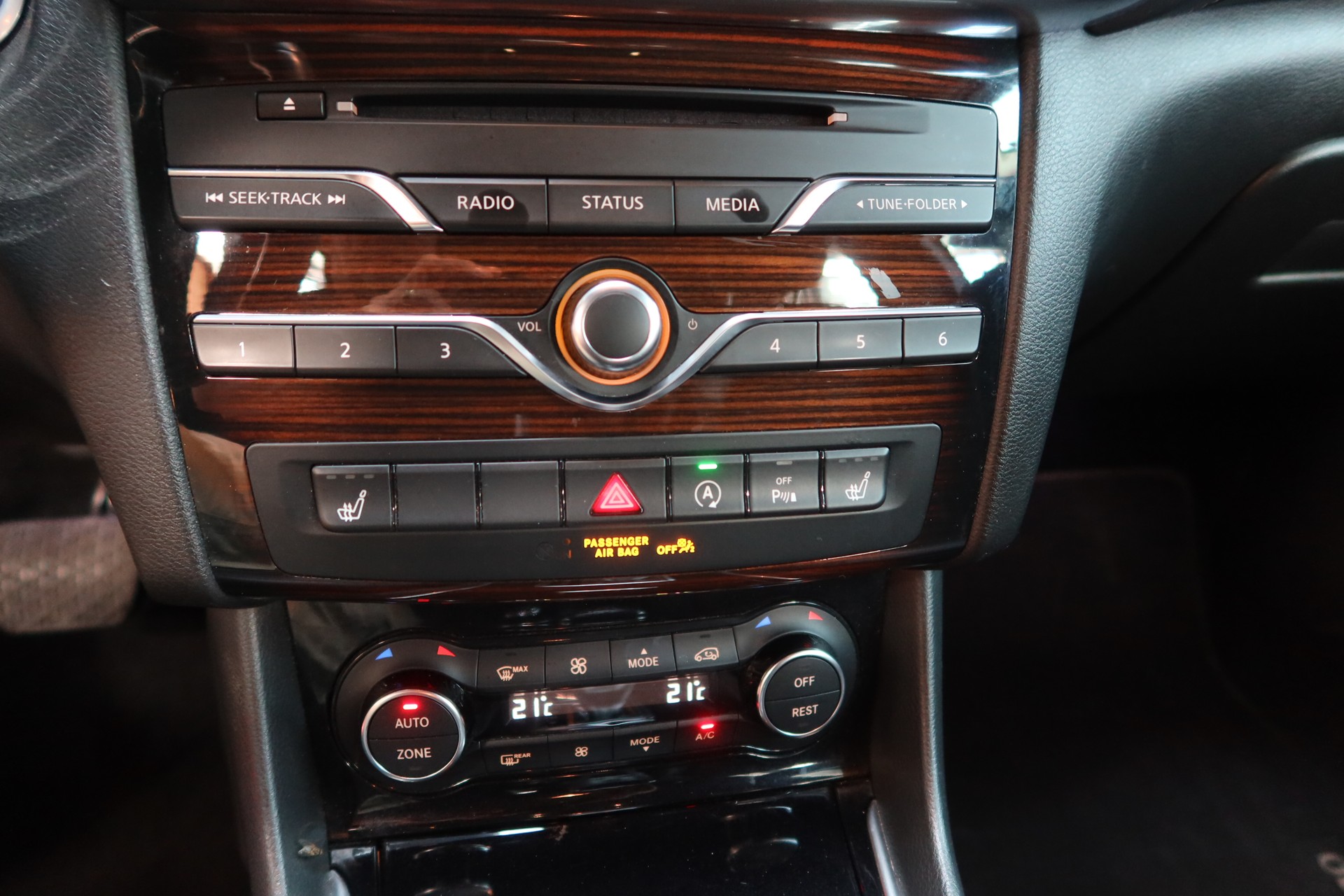 INFINITI Q30 2.2d Premium Tech AWD-image-12