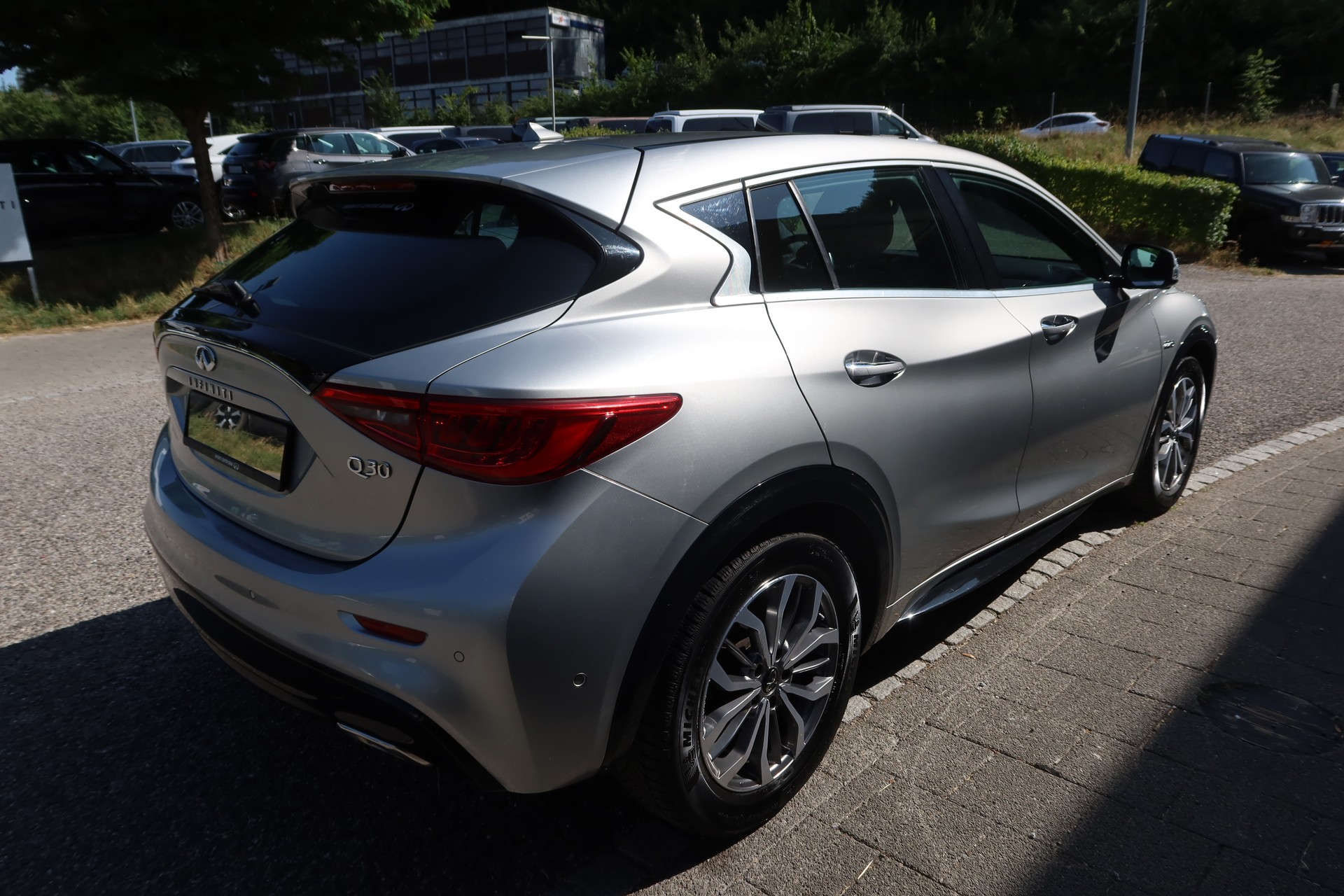 INFINITI Q30 2.2d Premium Tech AWD-image-4