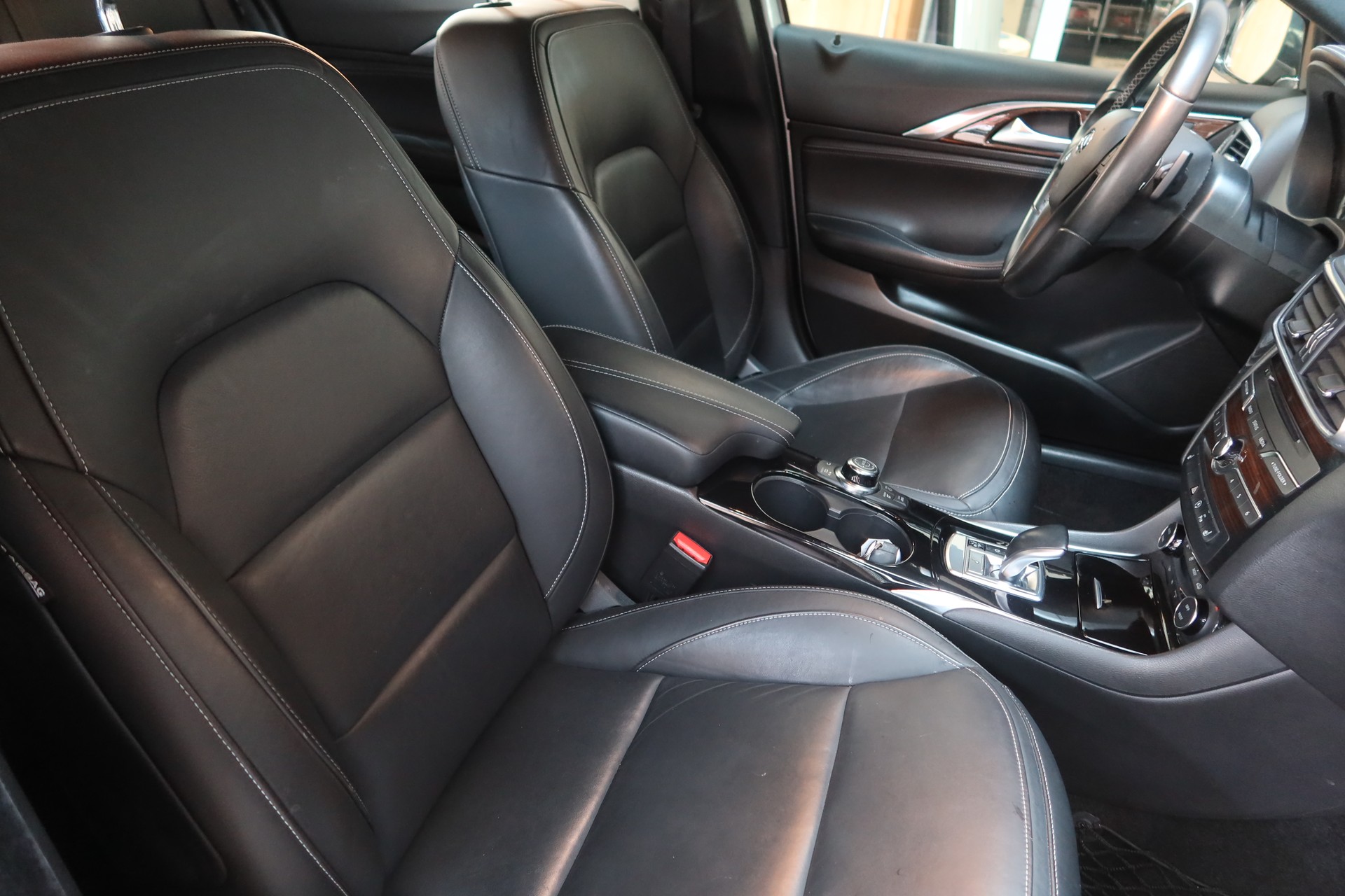 INFINITI Q30 2.2d Premium Tech AWD-image-8