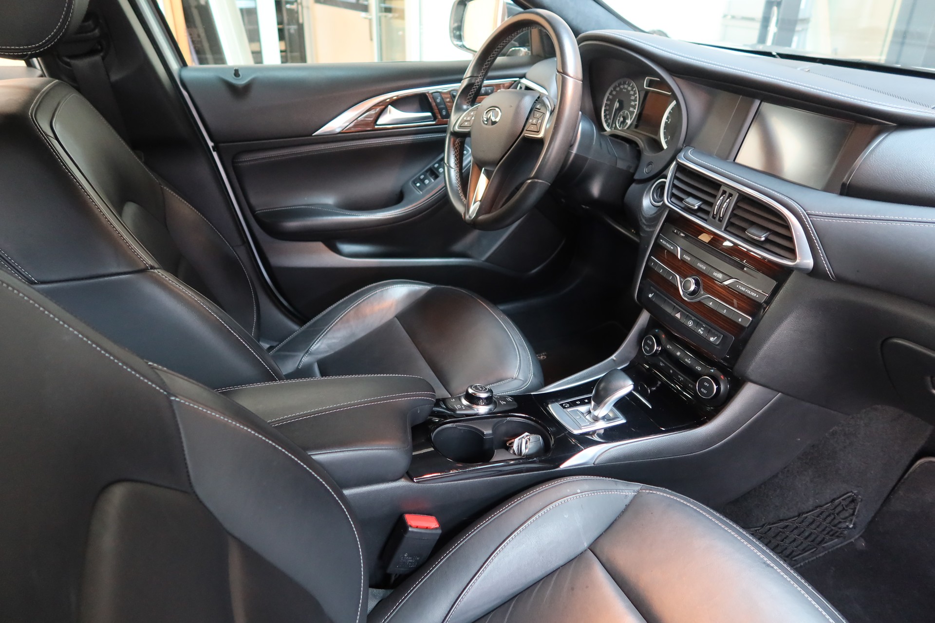 INFINITI Q30 2.2d Premium Tech AWD-image-7