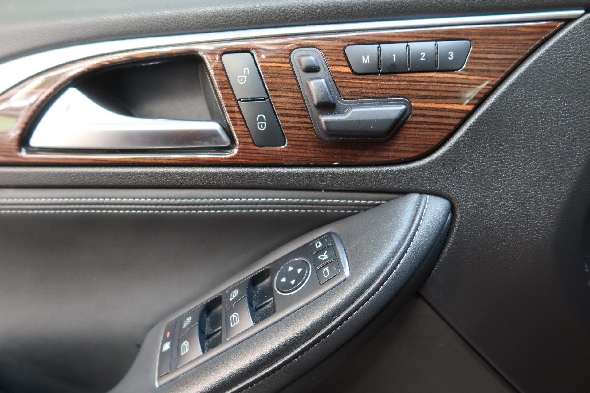 INFINITI Q30 2.2d Premium Tech AWD-image-10