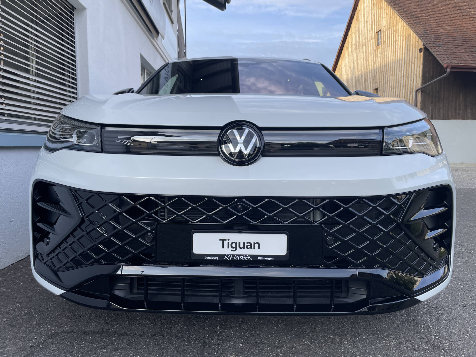 VW Tiguan 2.0 TSI R-Line Plus DSG 4motion-image-1