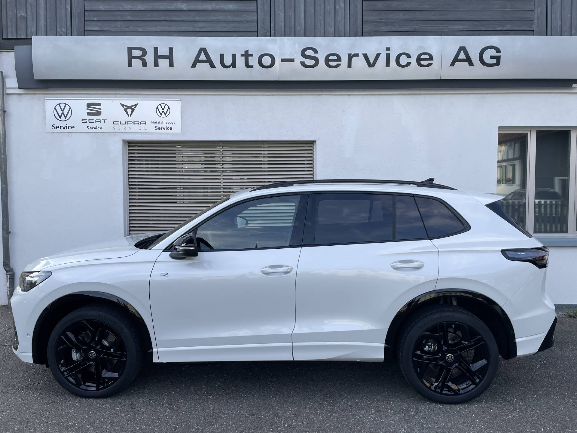 VW Tiguan 2.0 TSI R-Line Plus DSG 4motion-image-2