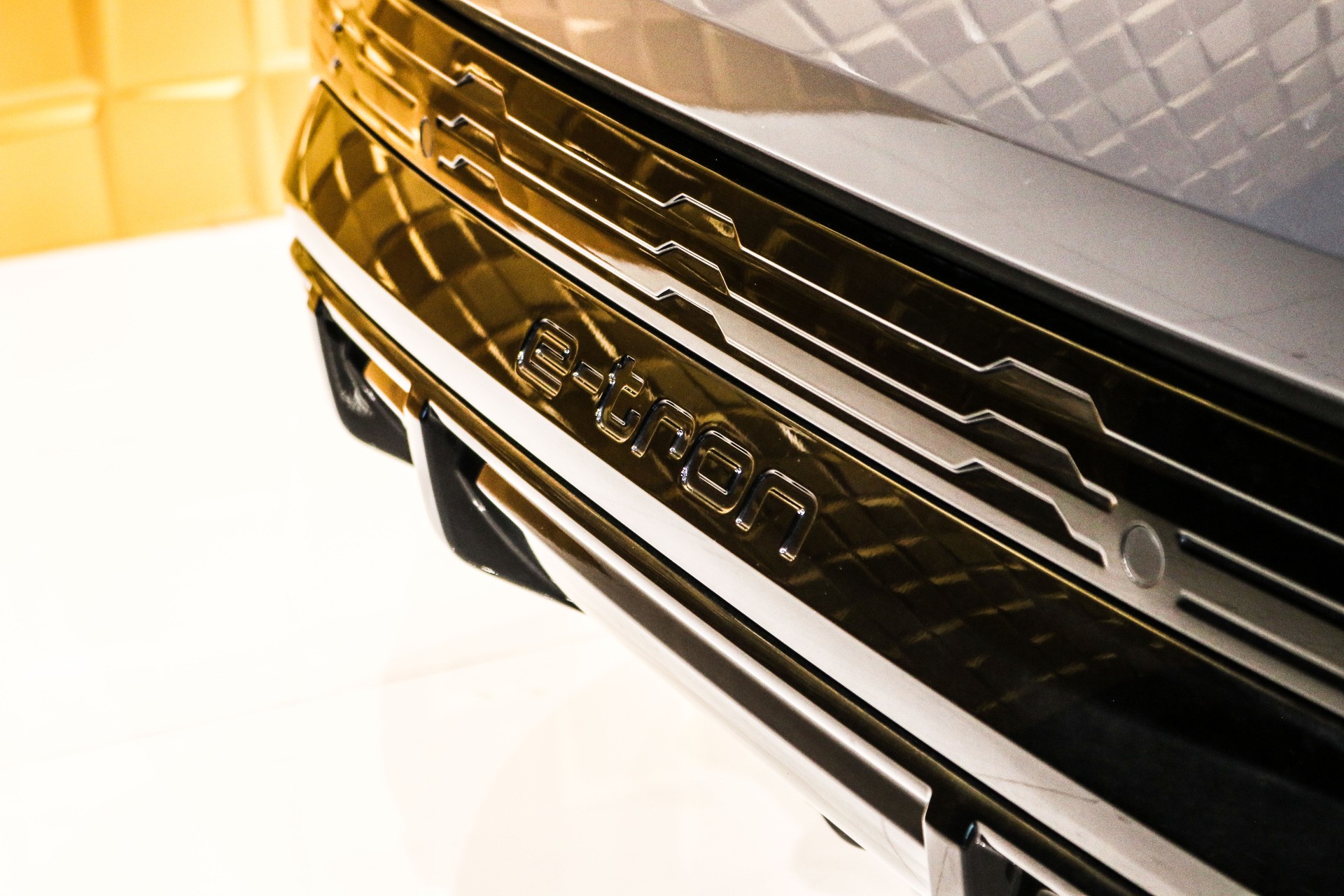 AUDI Q8 E-tron Sportback 55 Black Edition quattro-image-7
