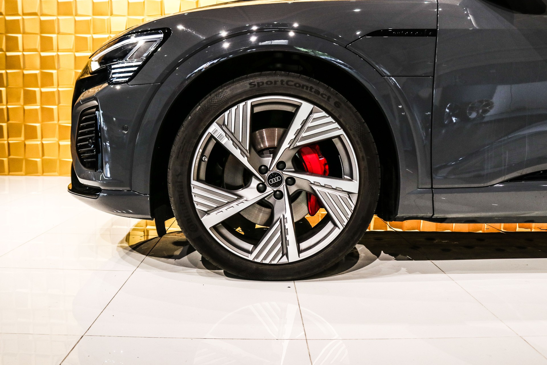 AUDI Q8 E-tron Sportback 55 Black Edition quattro-image-9