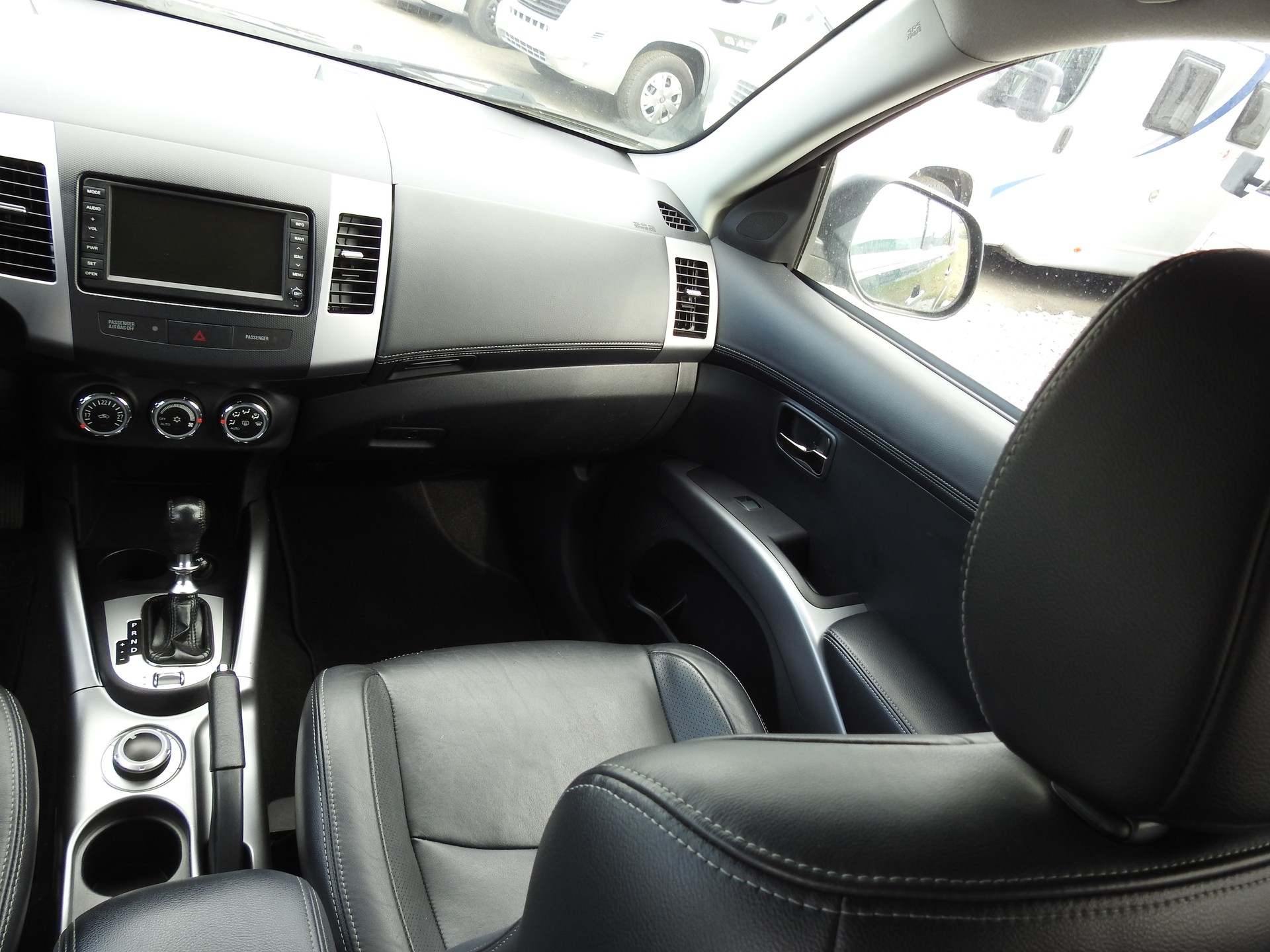 PEUGEOT 4007 2.2 HDi Platinum Edition-image-17
