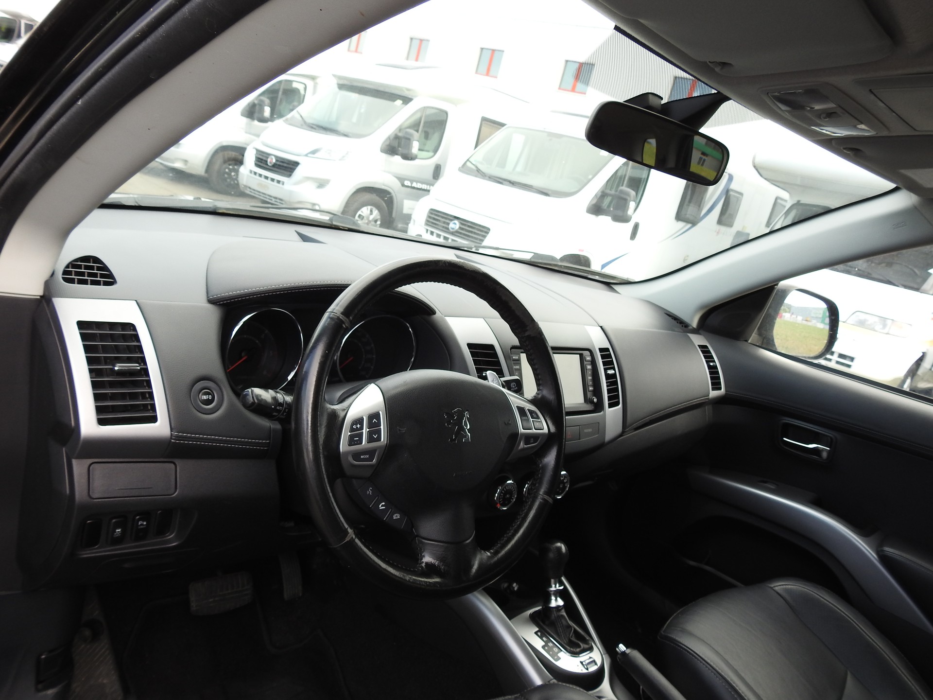 PEUGEOT 4007 2.2 HDi Platinum Edition-image-11