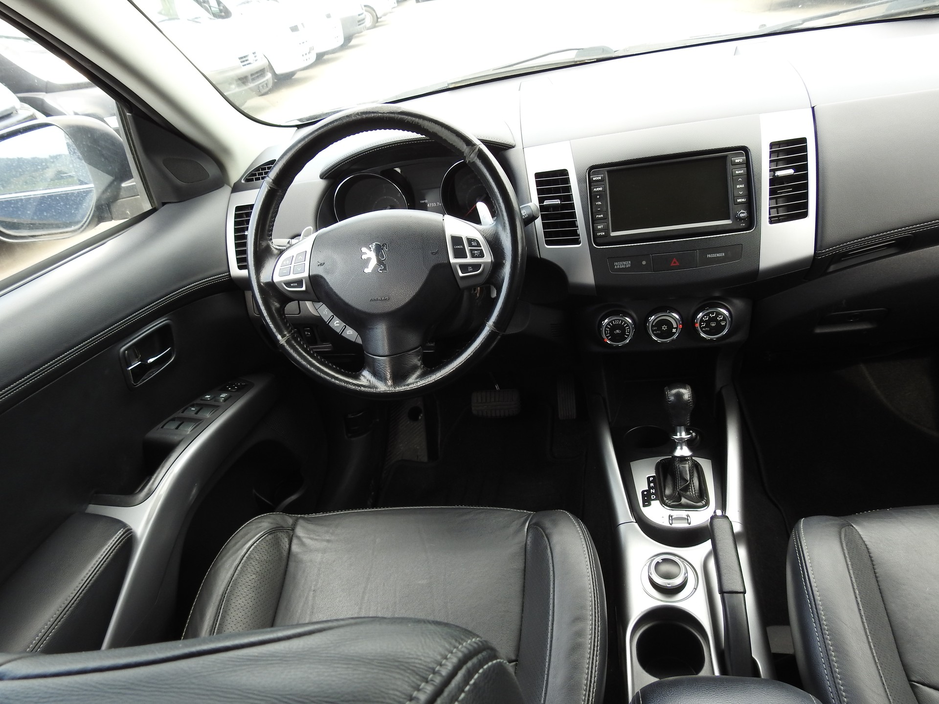 PEUGEOT 4007 2.2 HDi Platinum Edition-image-18
