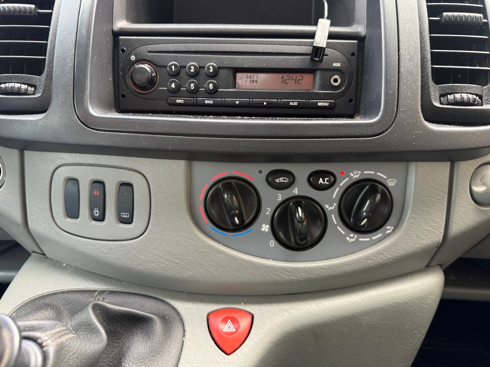 RENAULT Trafic 2.0 dCi 90 2.7t L1H1-image-7