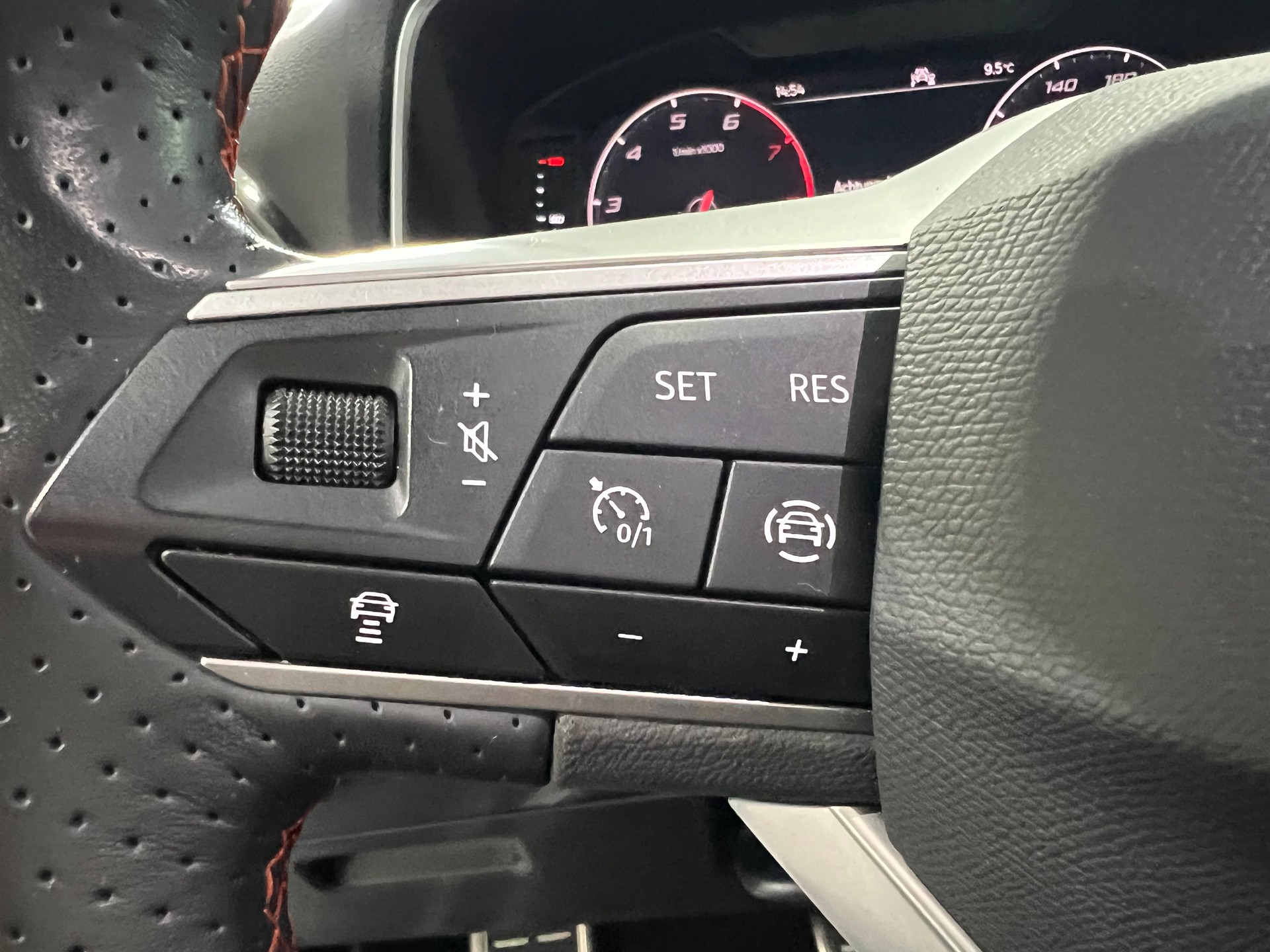 SEAT Tarraco 2.0TSI Move FR 4Drive DSG**Panodach,7-Plätzer,Tempomat ACC,Frisch ab MFK**-image-10