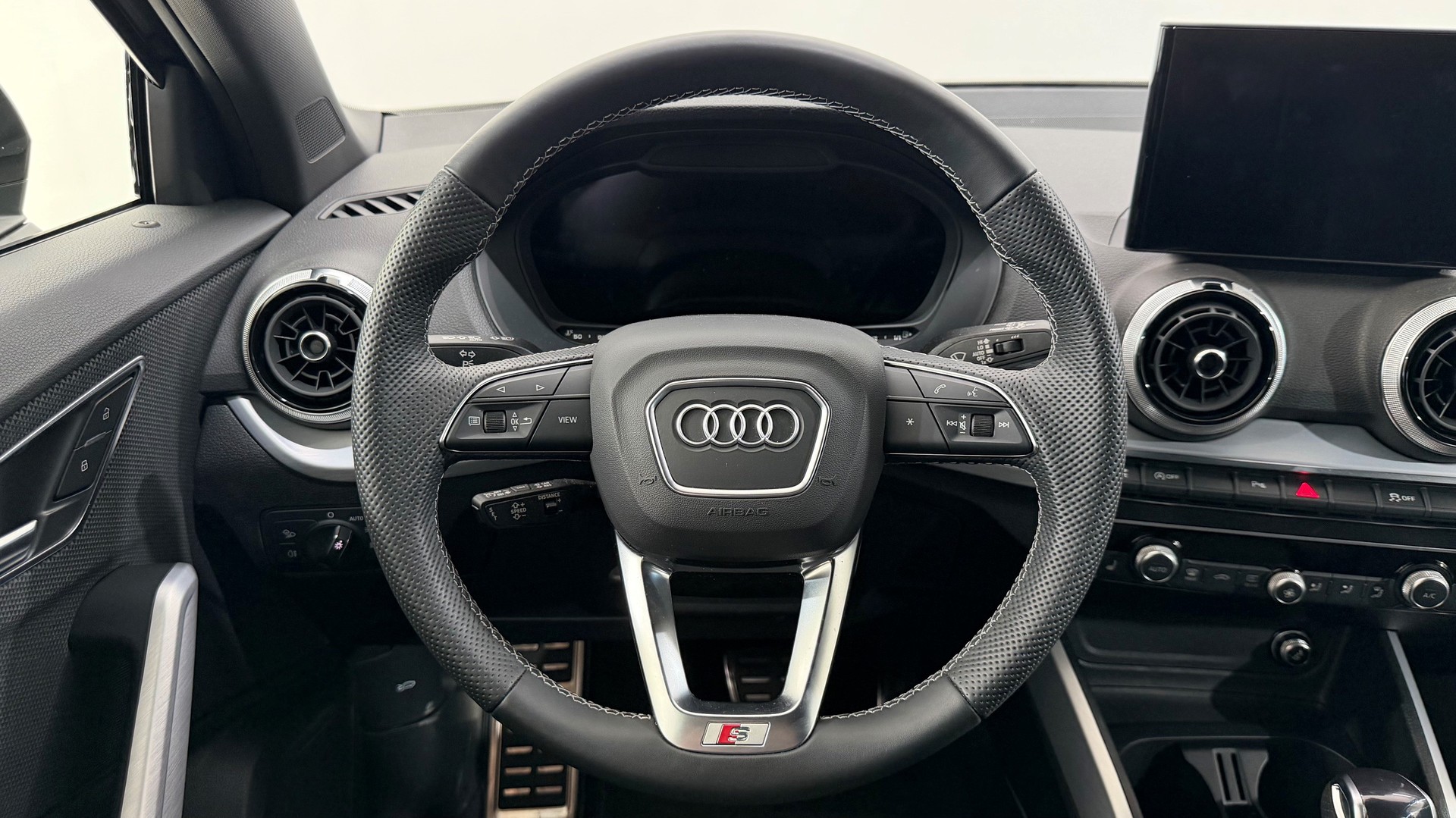 AUDI Q2 2.0 40 TFSI S Line quattro-image-9