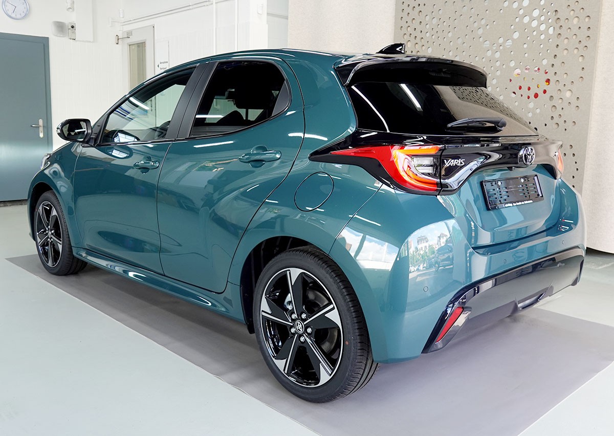 TOYOTA Yaris 1.5 Premium e-CVT-image-2