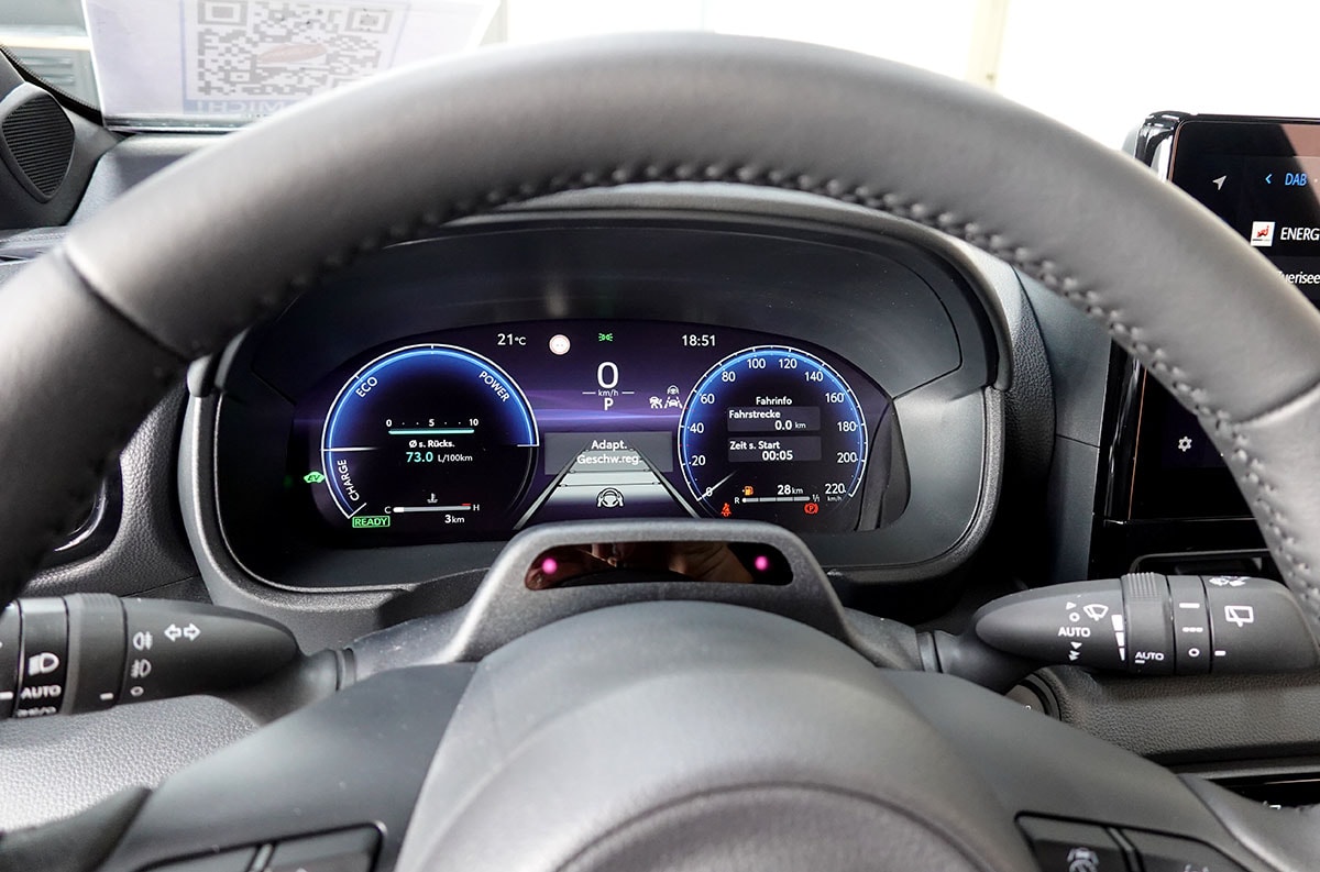 TOYOTA Yaris 1.5 Premium e-CVT-image-12