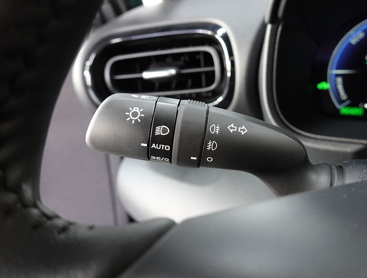 TOYOTA Yaris 1.5 Premium e-CVT-image-16