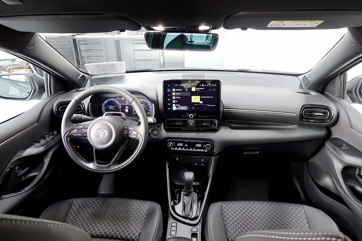 TOYOTA Yaris 1.5 Premium e-CVT-image-9