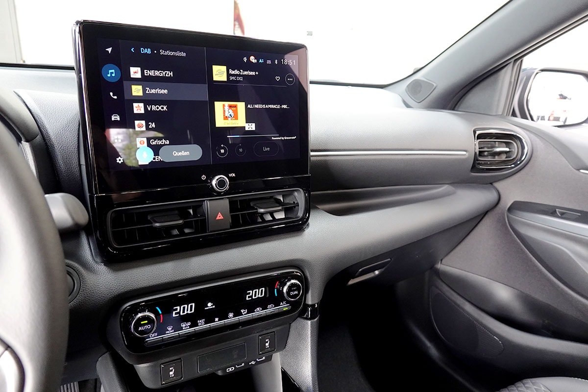 TOYOTA Yaris 1.5 Premium e-CVT-image-11