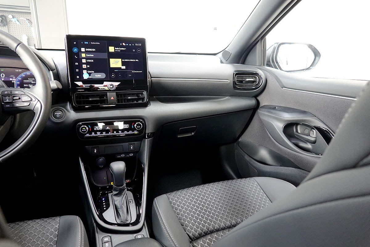 TOYOTA Yaris 1.5 Premium e-CVT-image-10