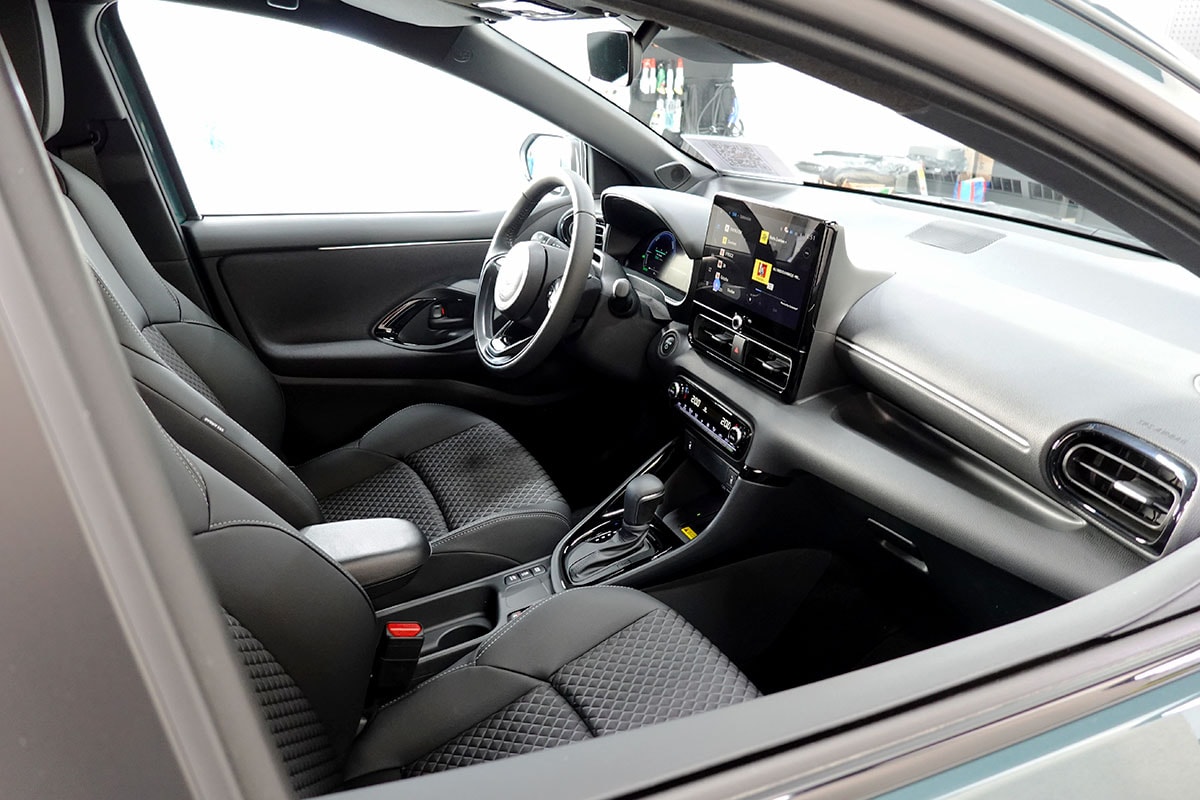 TOYOTA Yaris 1.5 Premium e-CVT-image-5