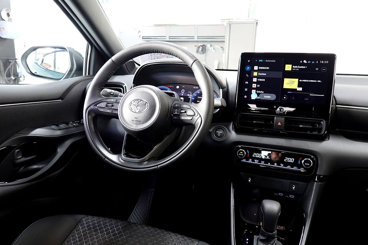 TOYOTA Yaris 1.5 Premium e-CVT-image-7