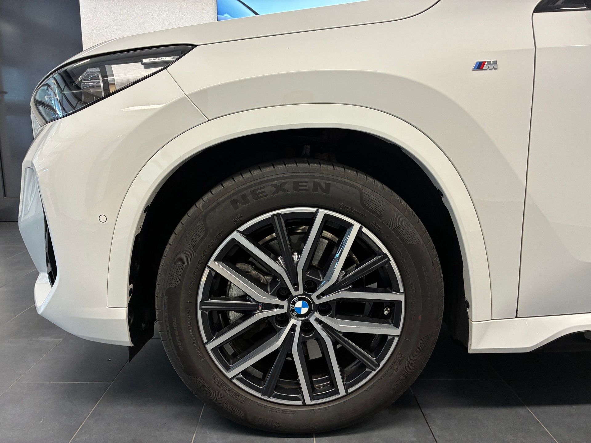 BMW X1 23i xDrive paddles-image-2