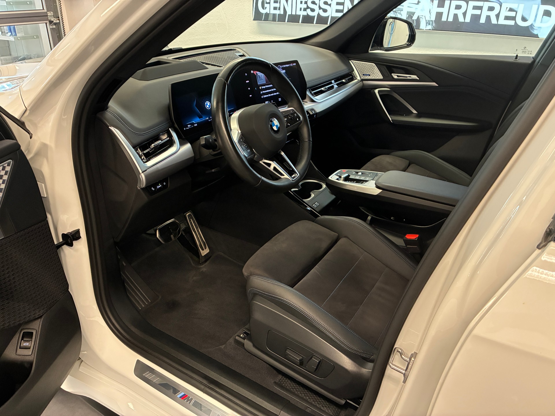 BMW X1 23i xDrive paddles-image-8