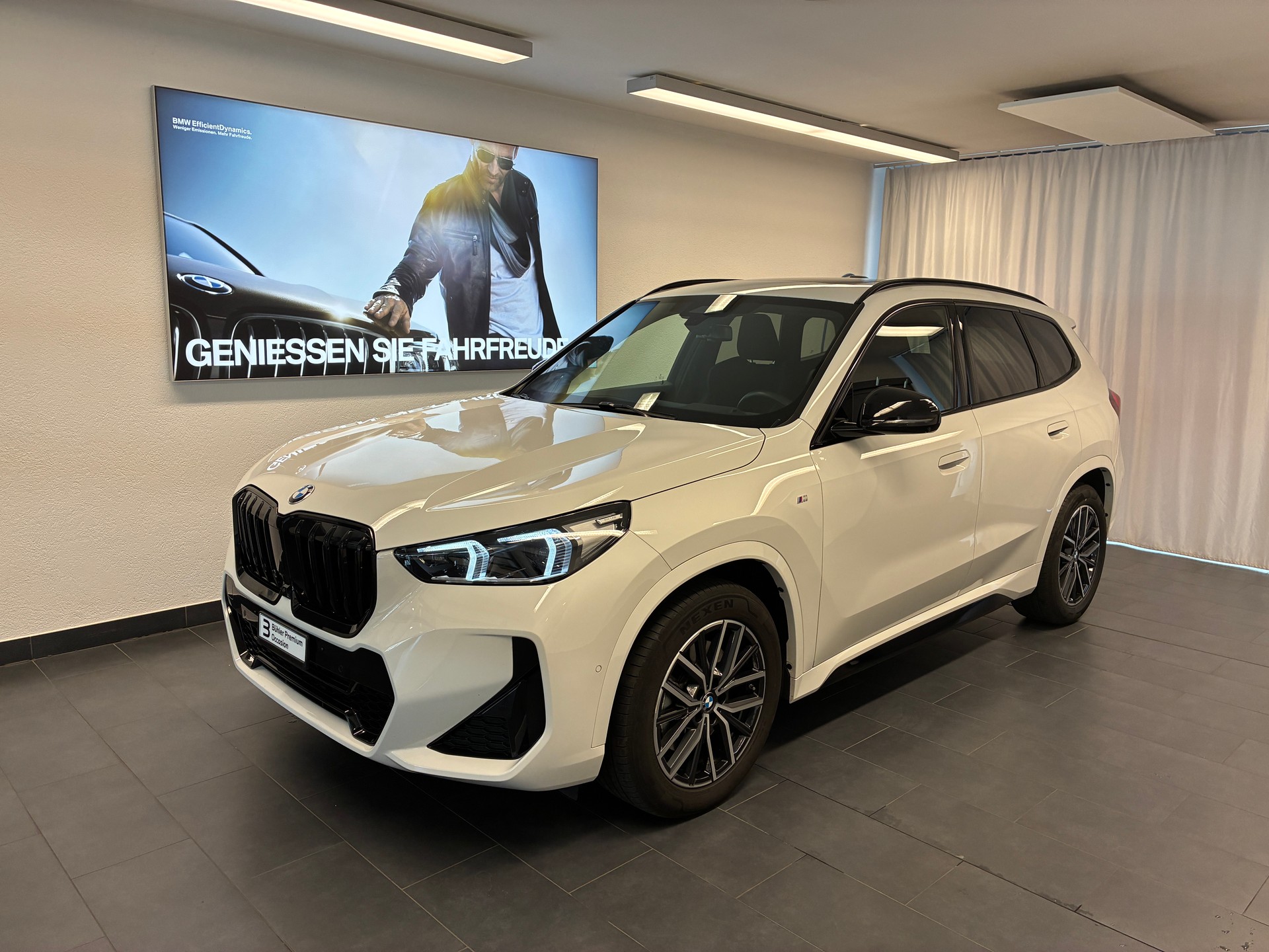 BMW X1 23i xDrive paddles-image-0