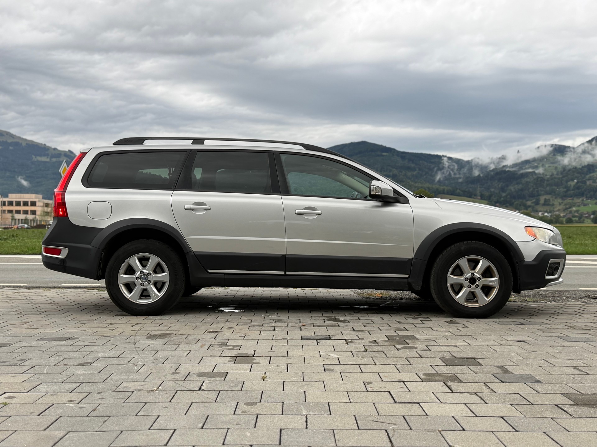 VOLVO XC70 D5 AWD Momentum Geartronic-image-4