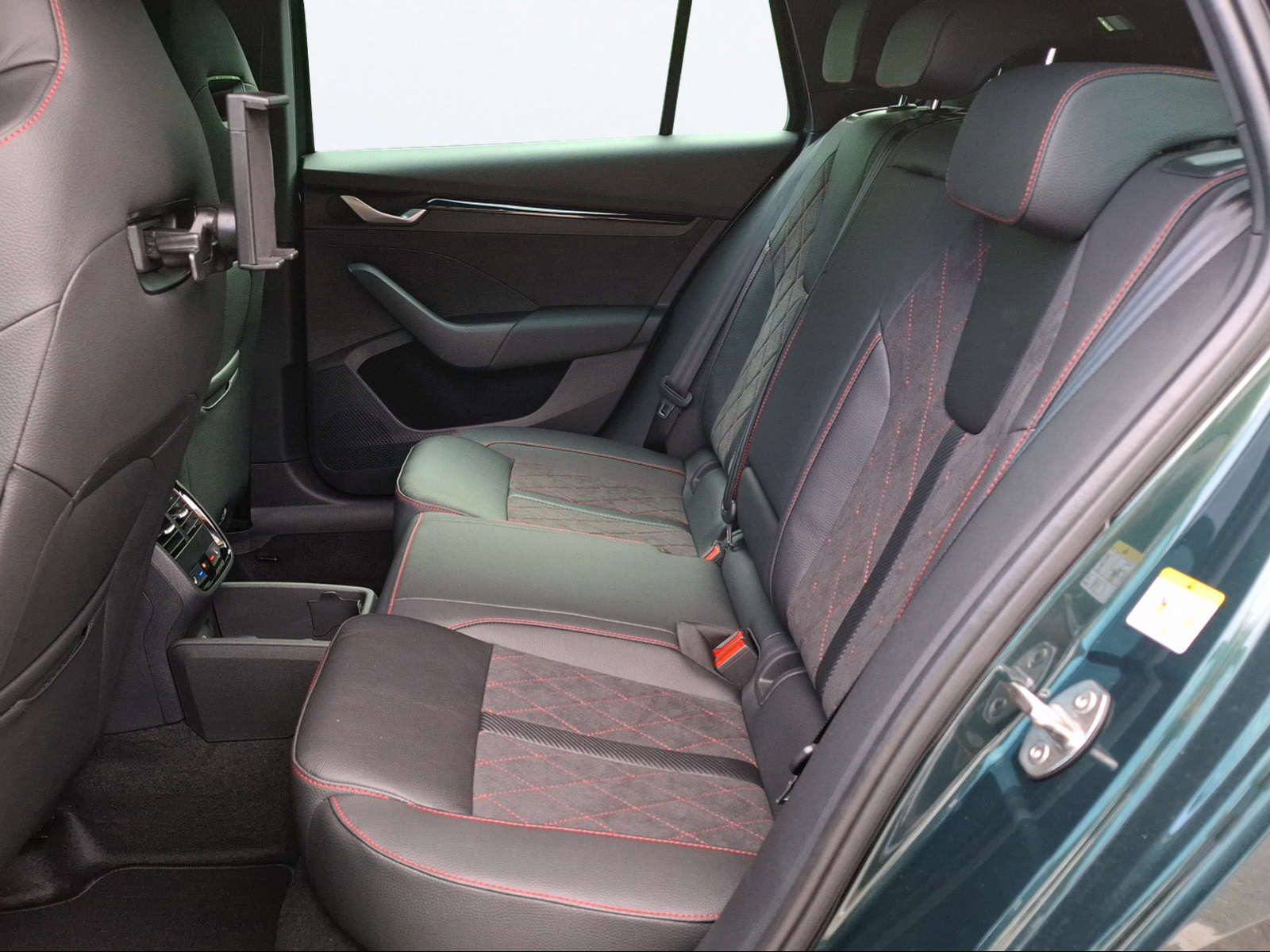 SKODA Octavia Combi 2.0 TSI DSG RS 30 Years Edition-image-8