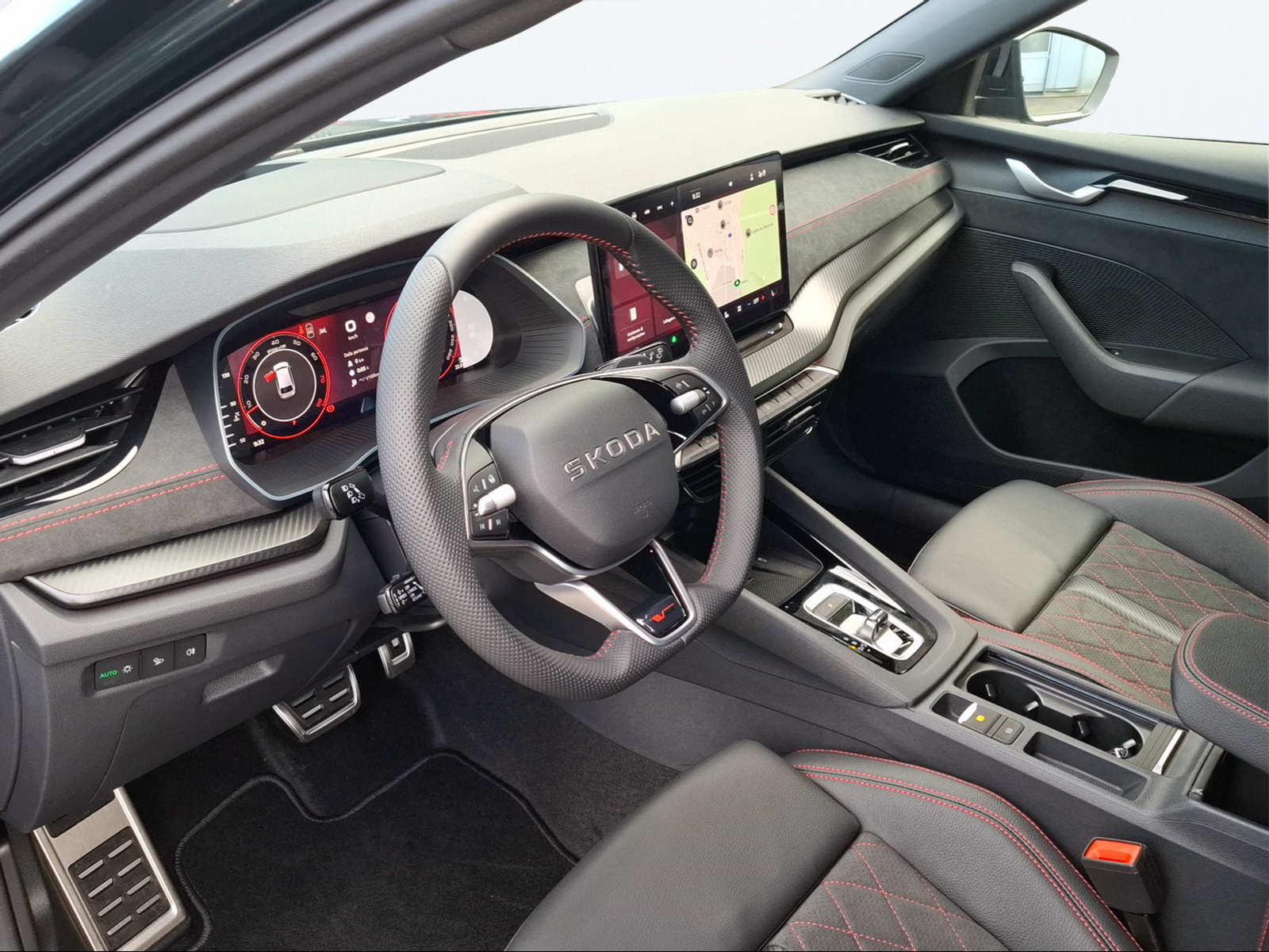 SKODA Octavia Combi 2.0 TSI DSG RS 30 Years Edition-image-12