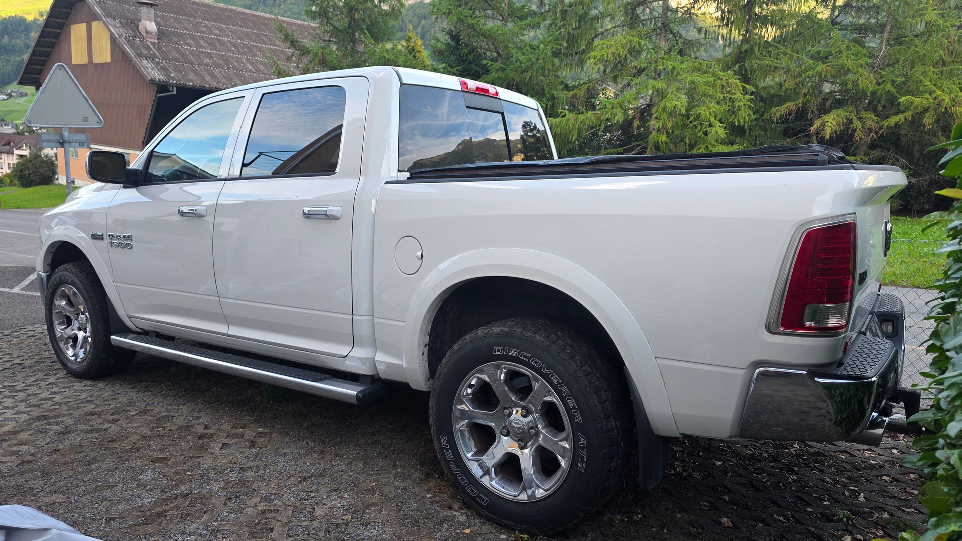 DODGE 1500 Laramie-image-8