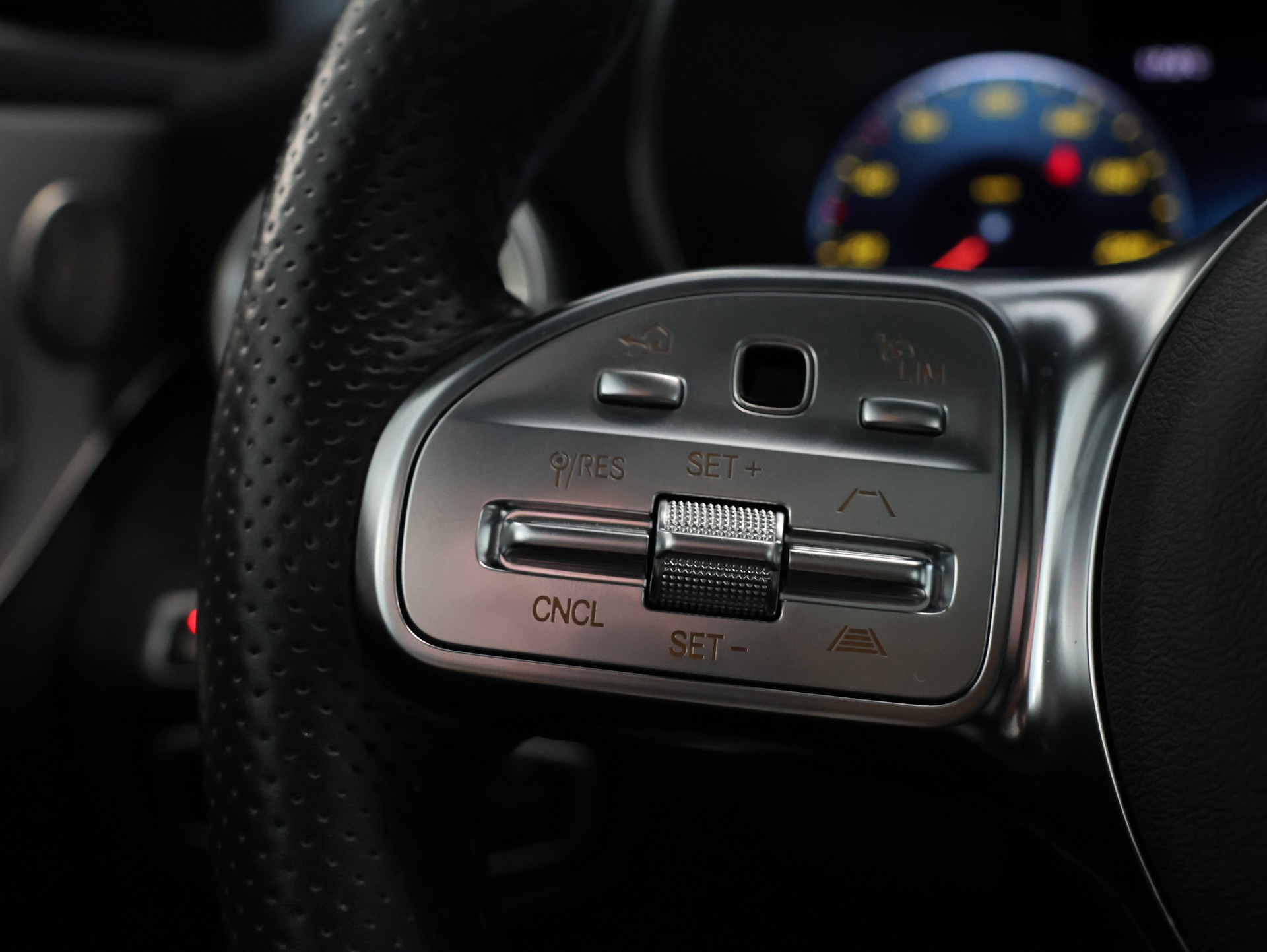 MERCEDES-BENZ C 300 Coupé 4Matic AMG Line 9G-tronic *1.HAND*-image-17