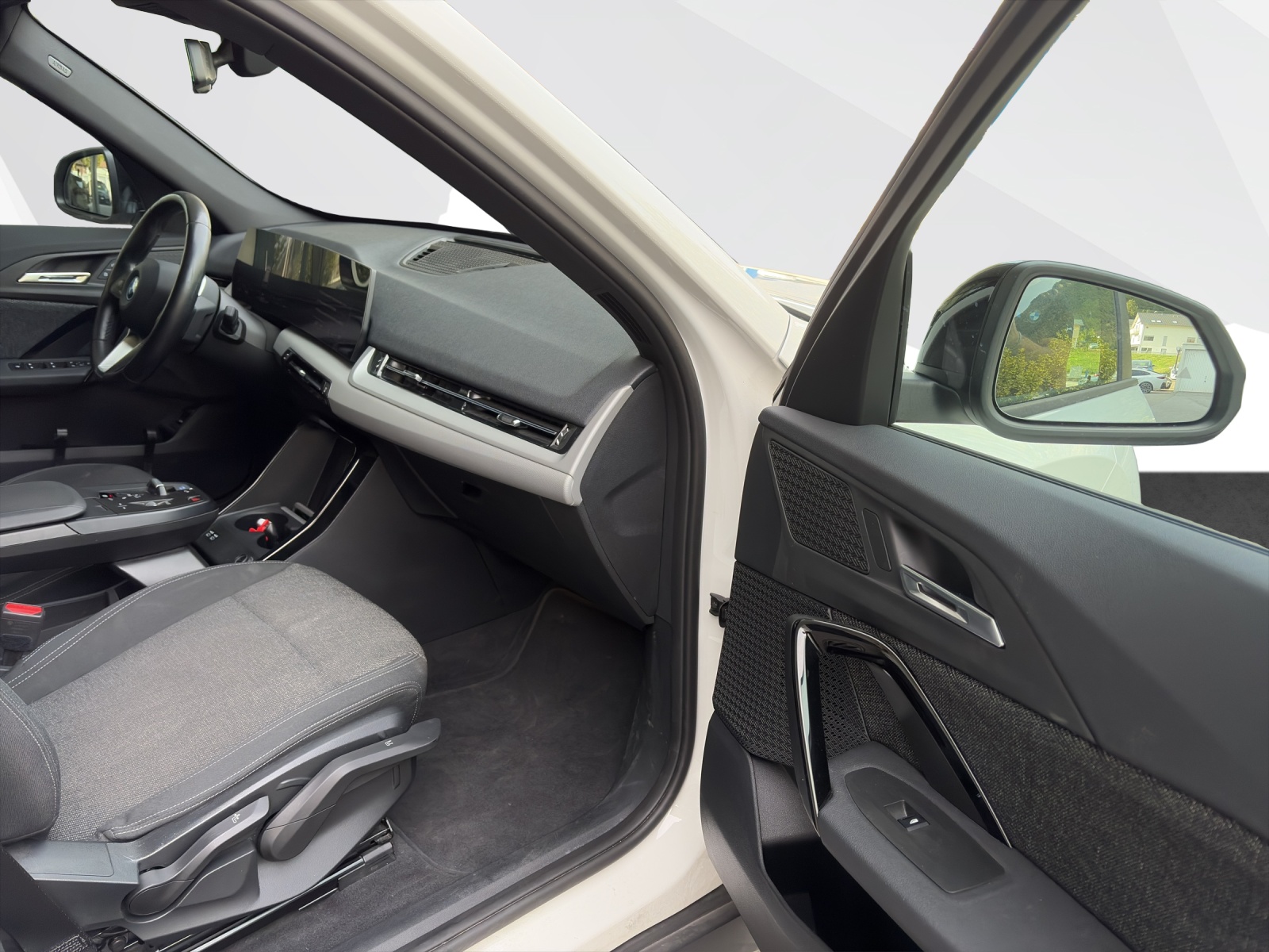 BMW iX1 xDrive30-image-16