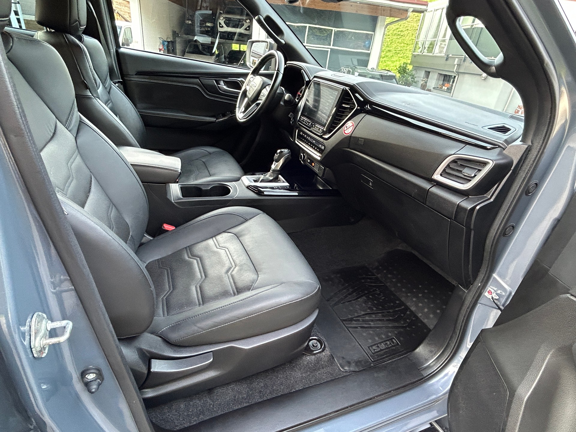 ISUZU D-MAX 1.9 CrewCab N60FF V-Cross 4x4 AT-image-10