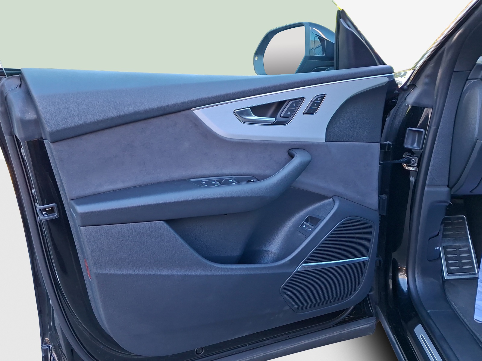 AUDI Q8 SUV TFSI e quattro 290 kW Attraction tiptronic-image-14