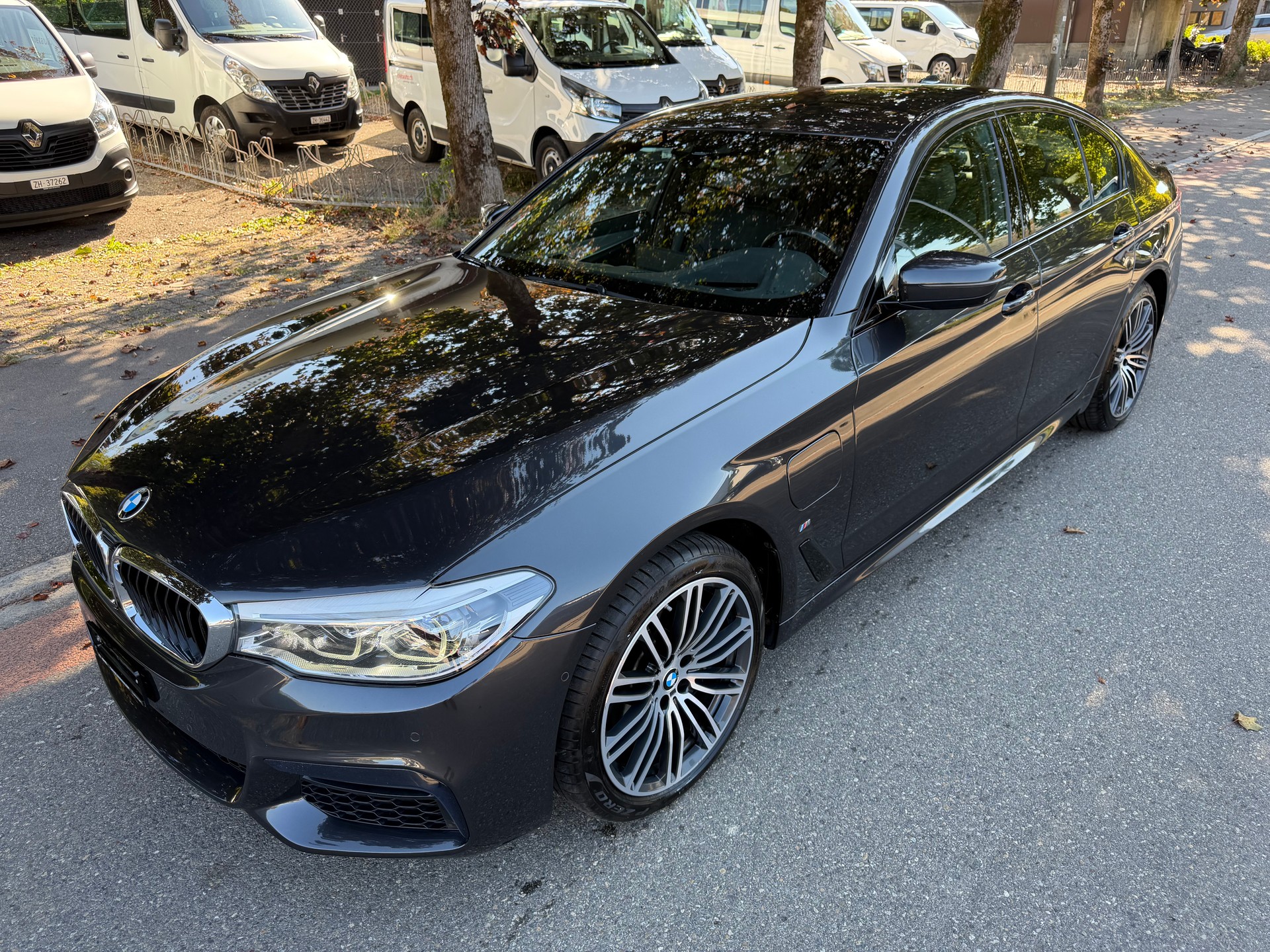 BMW 530e xDrive Pure M Sport Edition Steptronic-image-2