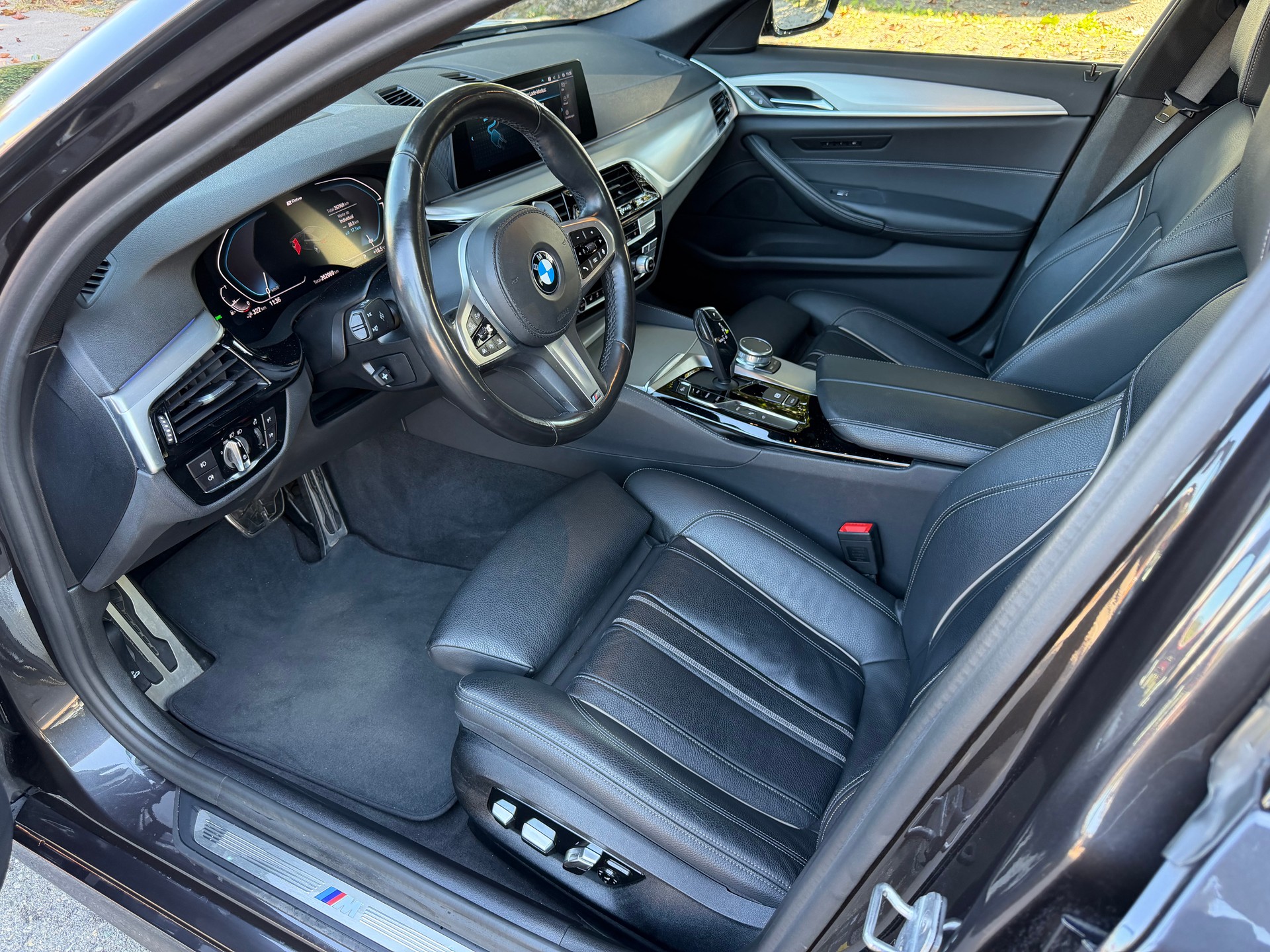 BMW 530e xDrive Pure M Sport Edition Steptronic-image-10
