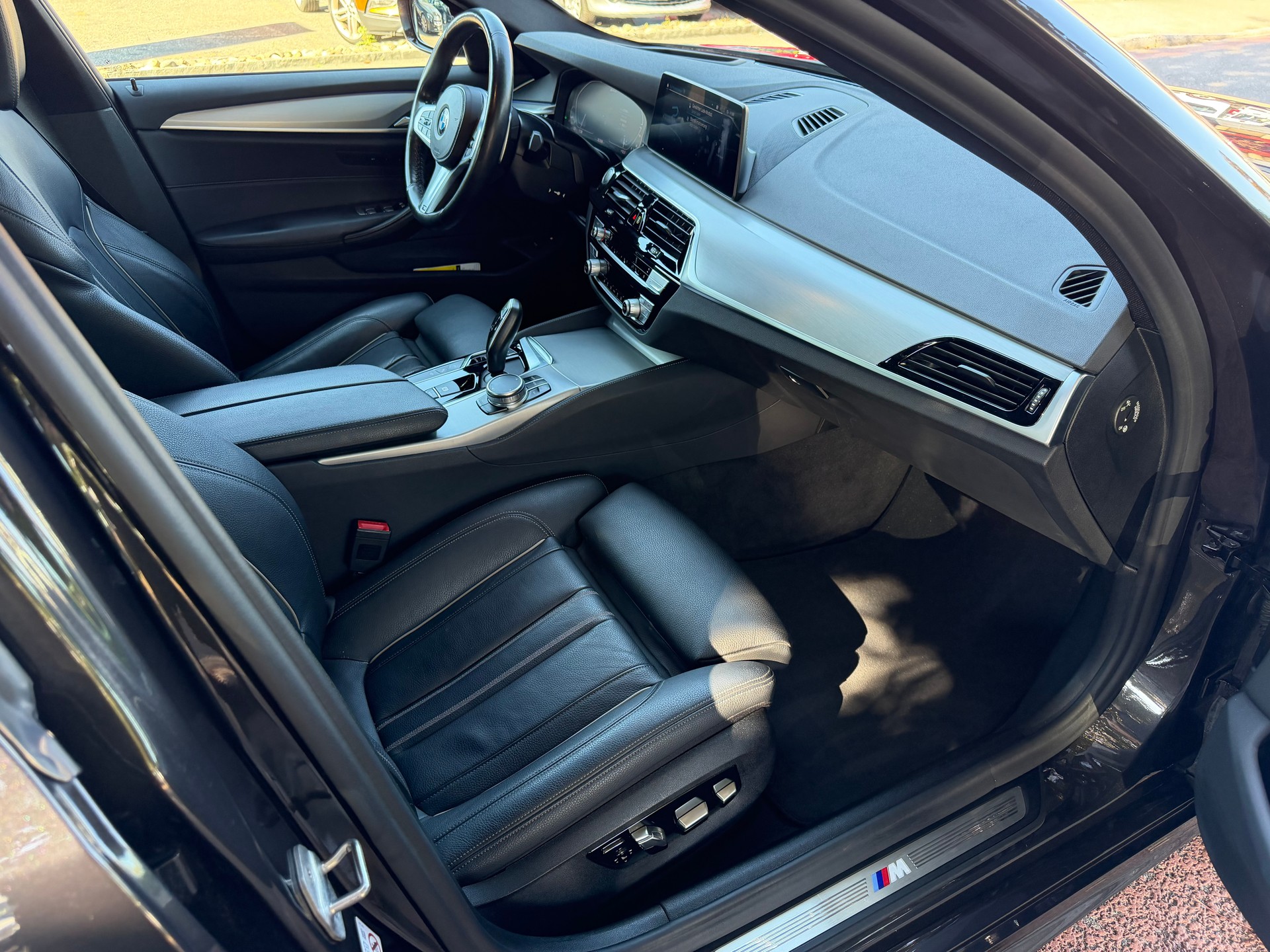 BMW 530e xDrive Pure M Sport Edition Steptronic-image-8