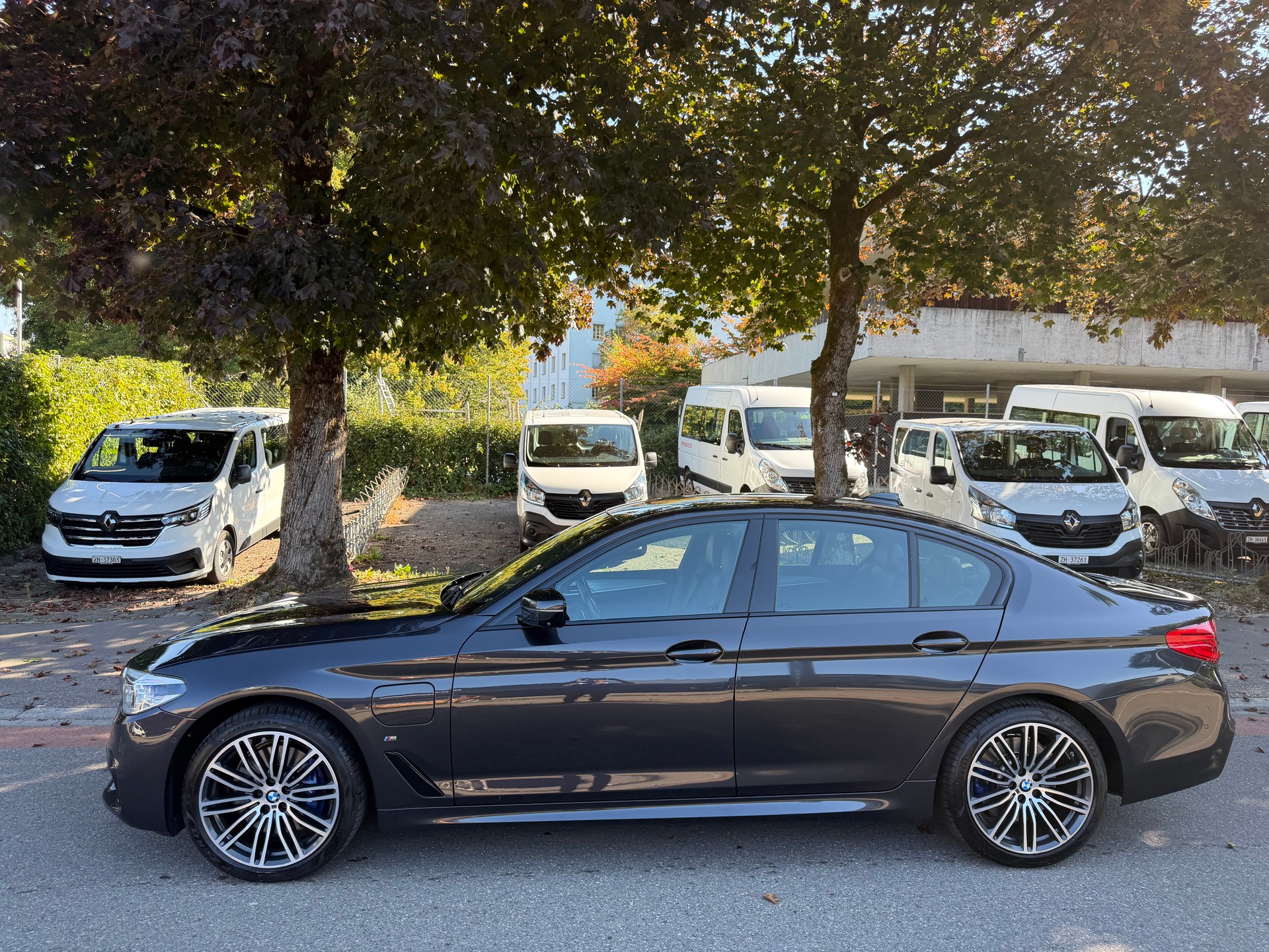 BMW 530e xDrive Pure M Sport Edition Steptronic-image-3