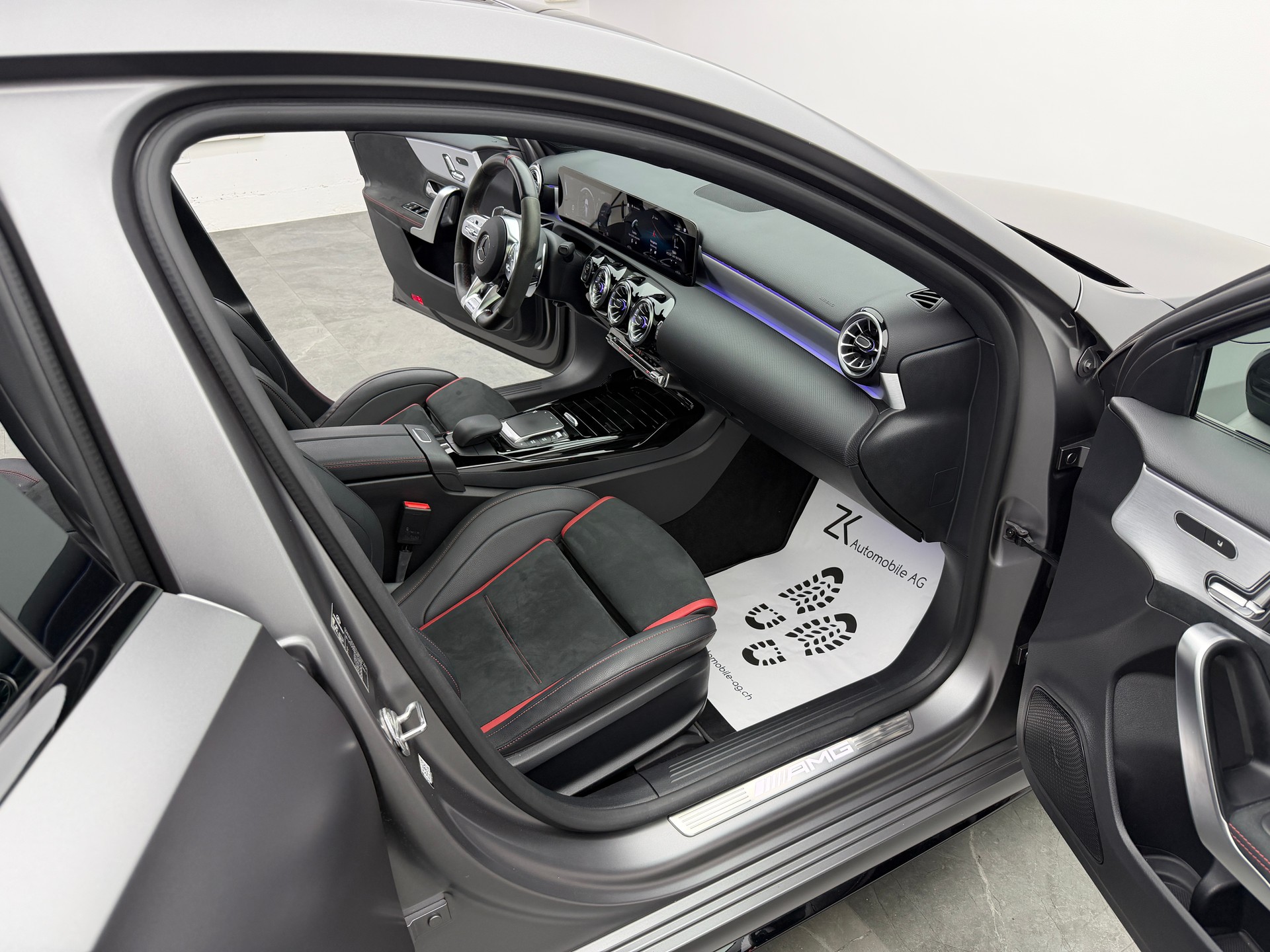 MERCEDES-BENZ A 35 AMG 4Matic Mountain Grey Magno Speedshift / 360° Kamera / Panoramadach / Burmester Sound / Keyless Go / AMG Sportsitze /-image-10