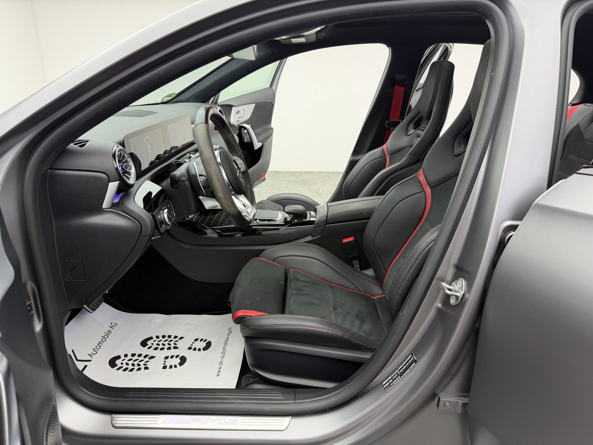 MERCEDES-BENZ A 35 AMG 4Matic Mountain Grey Magno Speedshift / 360° Kamera / Panoramadach / Burmester Sound / Keyless Go / AMG Sportsitze /-image-5
