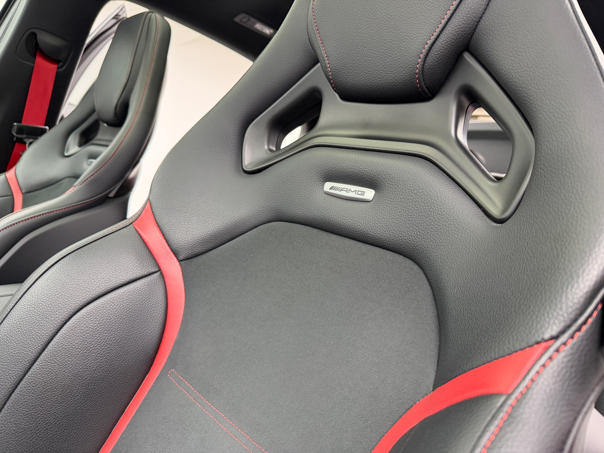 MERCEDES-BENZ A 35 AMG 4Matic Mountain Grey Magno Speedshift / 360° Kamera / Panoramadach / Burmester Sound / Keyless Go / AMG Sportsitze /-image-7