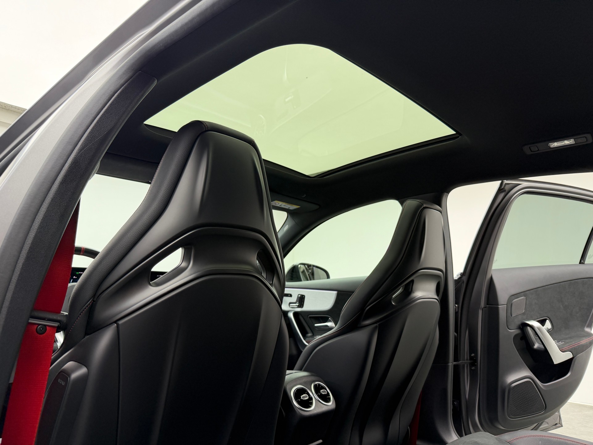 MERCEDES-BENZ A 35 AMG 4Matic Mountain Grey Magno Speedshift / 360° Kamera / Panoramadach / Burmester Sound / Keyless Go / AMG Sportsitze /-image-8
