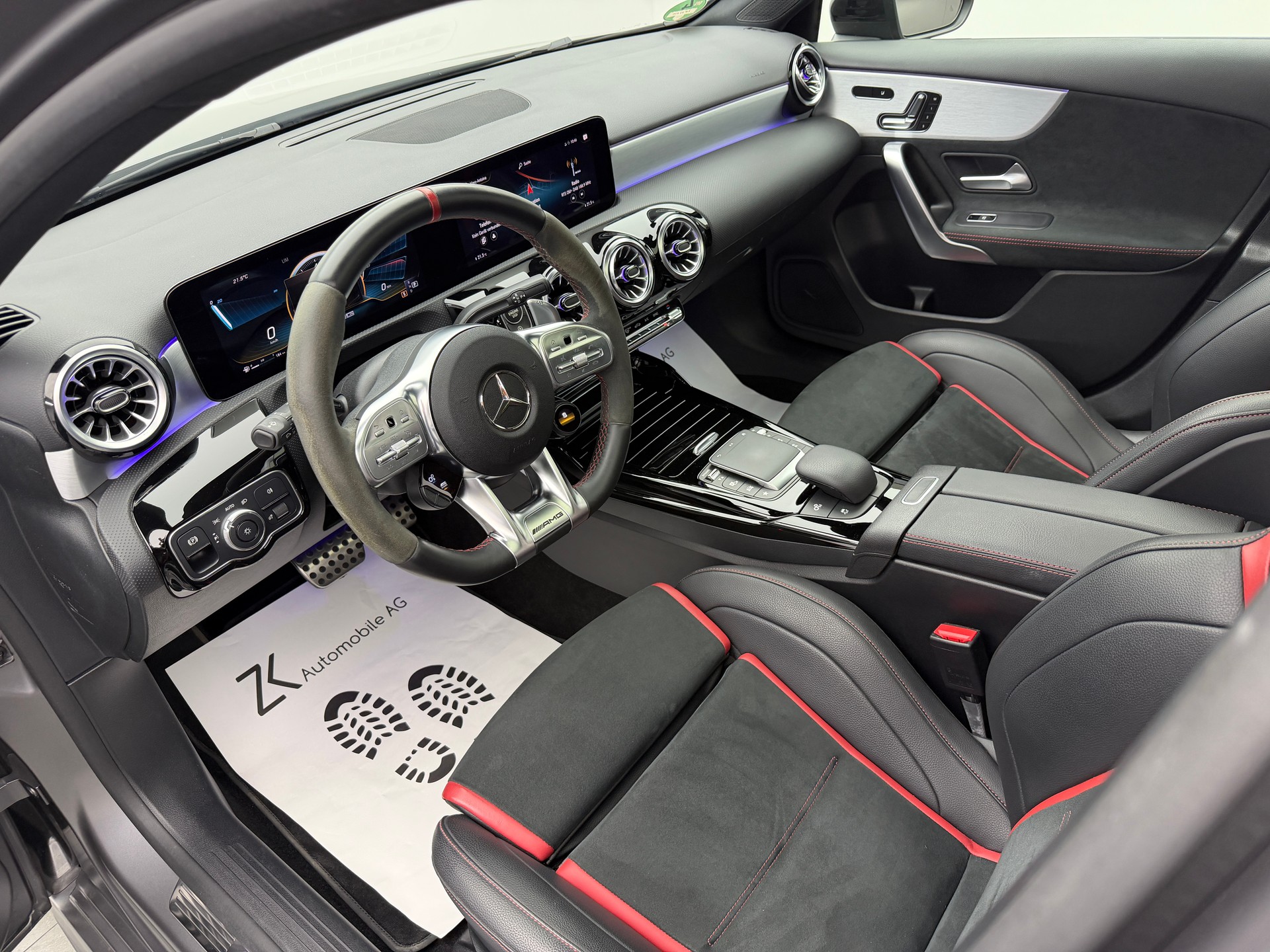 MERCEDES-BENZ A 35 AMG 4Matic Mountain Grey Magno Speedshift / 360° Kamera / Panoramadach / Burmester Sound / Keyless Go / AMG Sportsitze /-image-6