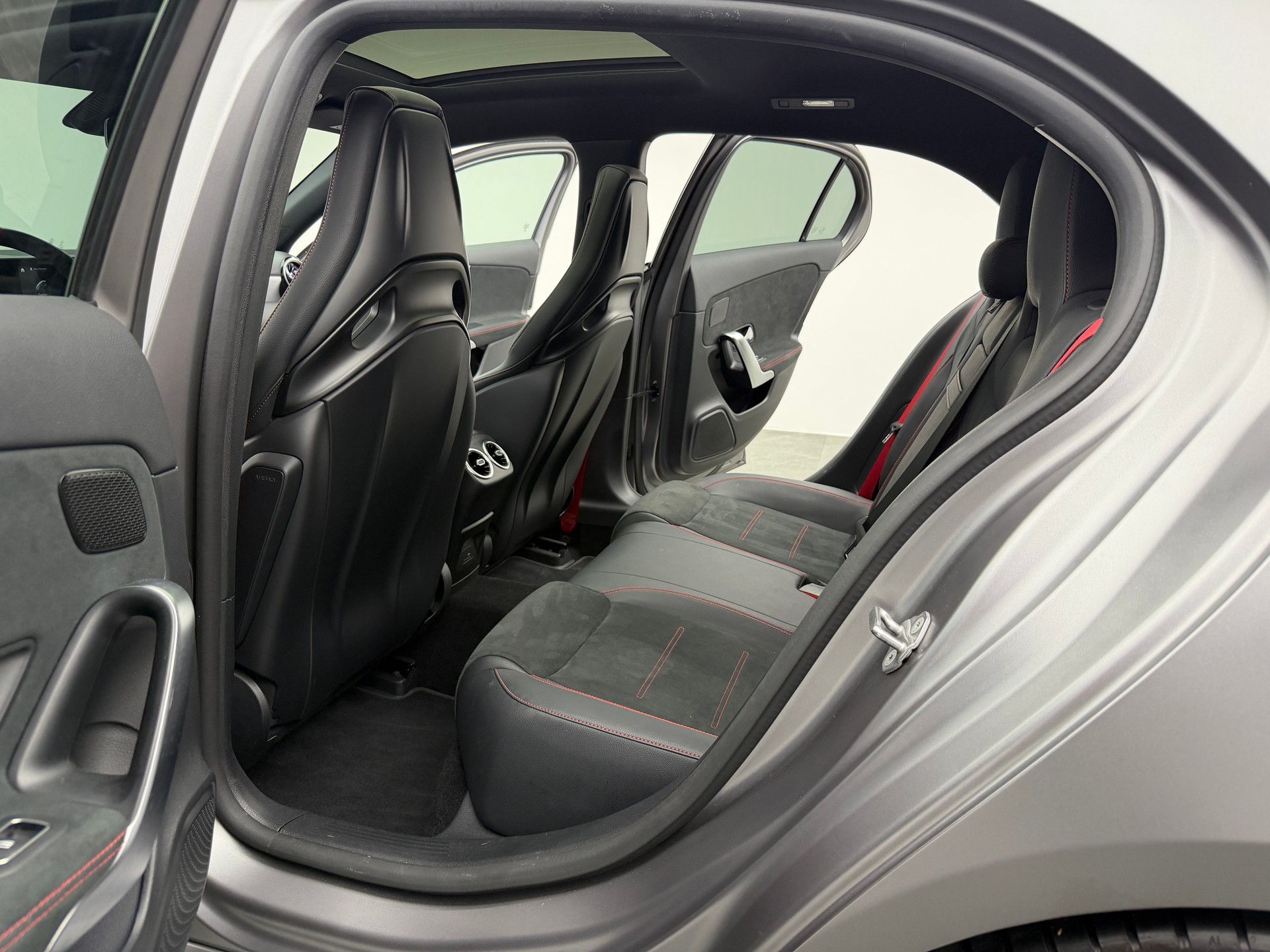 MERCEDES-BENZ A 35 AMG 4Matic Mountain Grey Magno Speedshift / 360° Kamera / Panoramadach / Burmester Sound / Keyless Go / AMG Sportsitze /-image-9