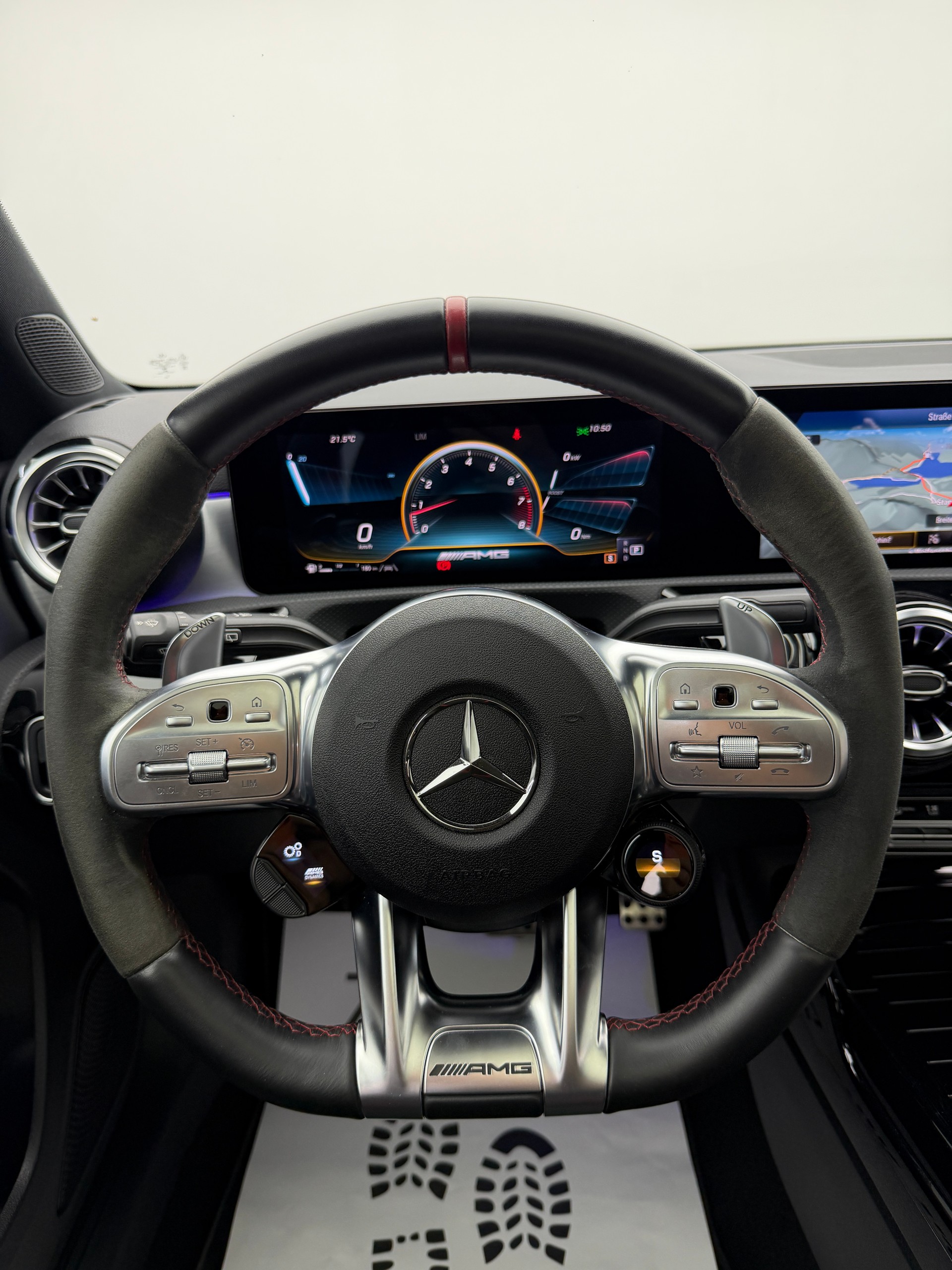 MERCEDES-BENZ A 35 AMG 4Matic Mountain Grey Magno Speedshift / 360° Kamera / Panoramadach / Burmester Sound / Keyless Go / AMG Sportsitze /-image-13