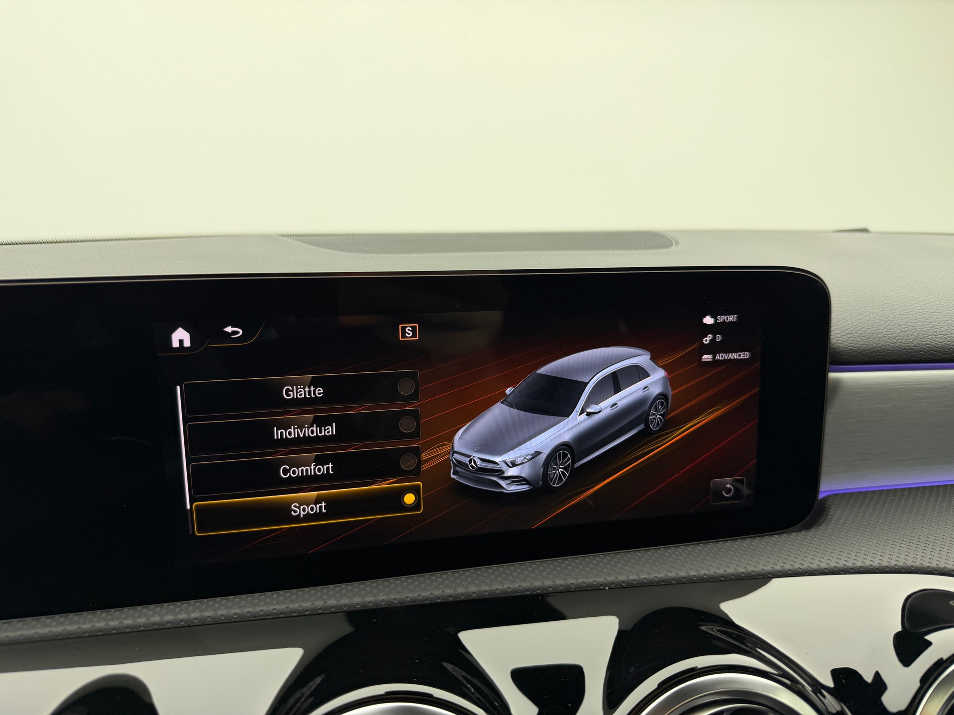 MERCEDES-BENZ A 35 AMG 4Matic Mountain Grey Magno Speedshift / 360° Kamera / Panoramadach / Burmester Sound / Keyless Go / AMG Sportsitze /-image-17