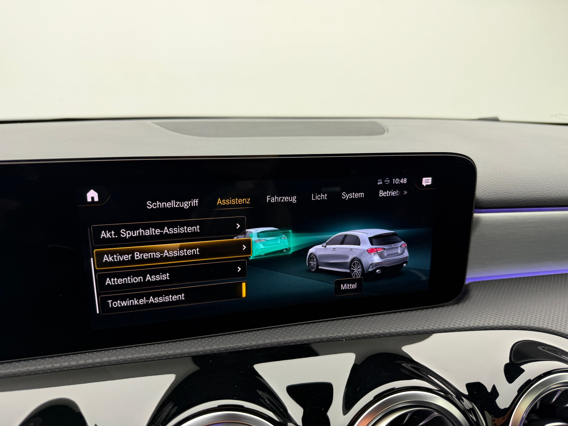 MERCEDES-BENZ A 35 AMG 4Matic Mountain Grey Magno Speedshift / 360° Kamera / Panoramadach / Burmester Sound / Keyless Go / AMG Sportsitze /-image-16